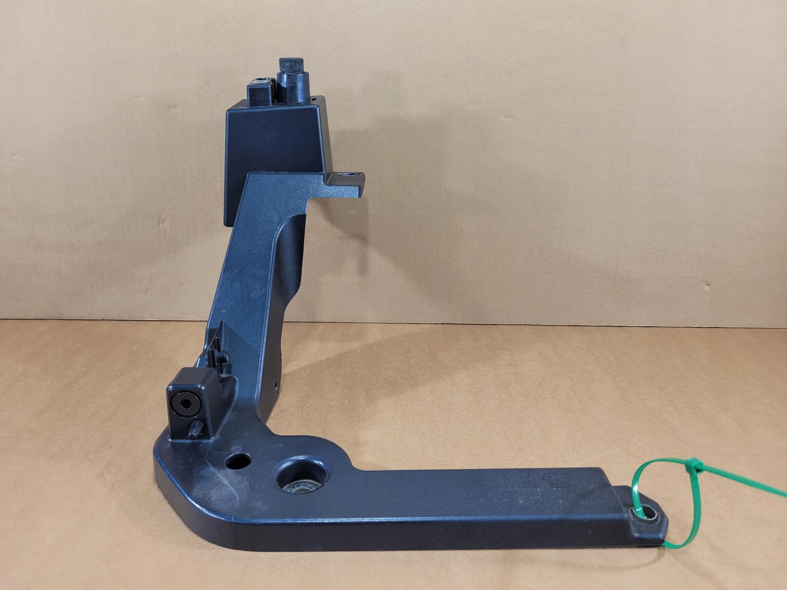 0433 32234762 - ПРАВЫЙ КРОНШТЕЙН ОКУЛЯР КРЕПЛЕНИЕ КРЫЛА XC40 723