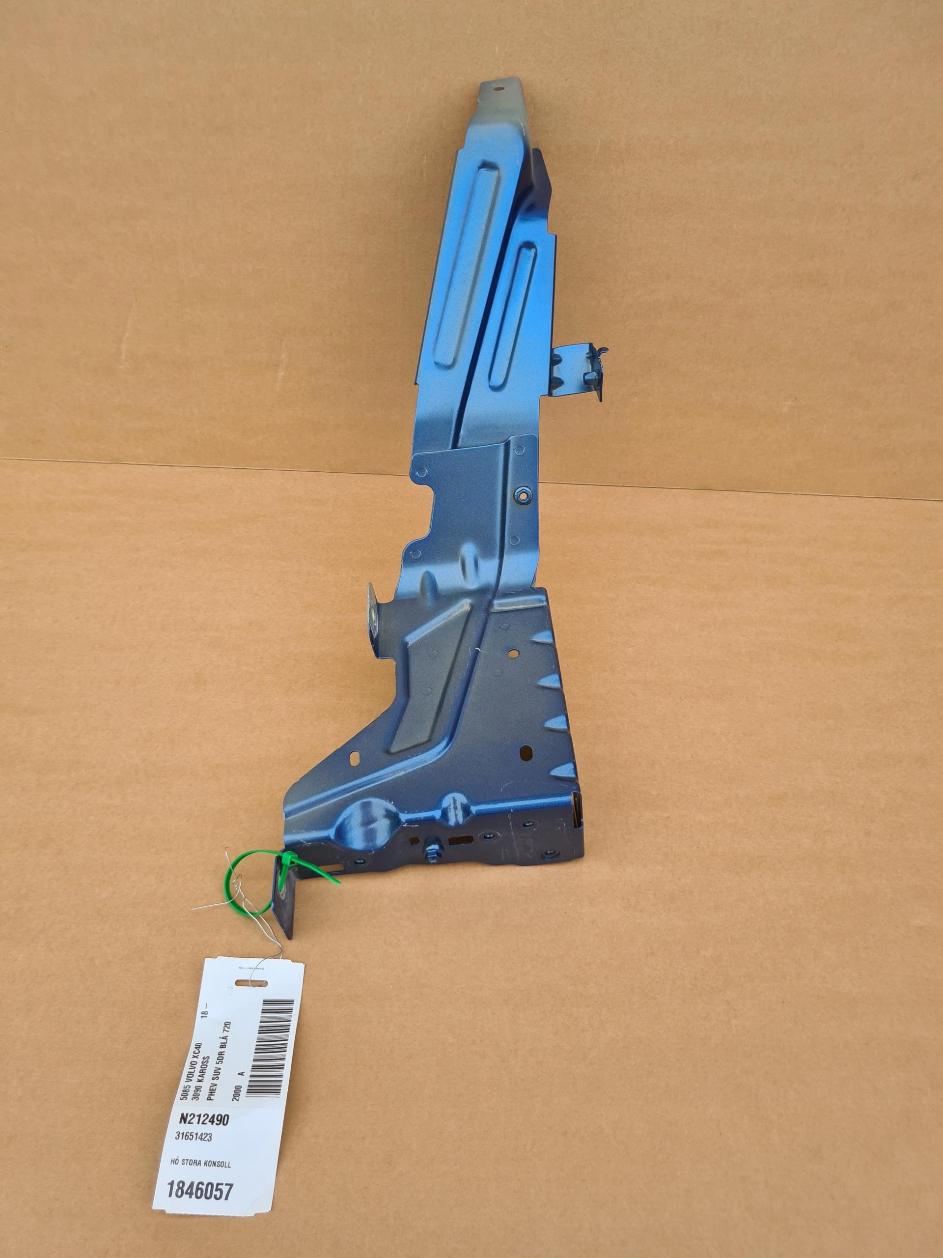 9995 32377056 - Правый кронштейн окуляр крепление XC40 C40 цвет 720