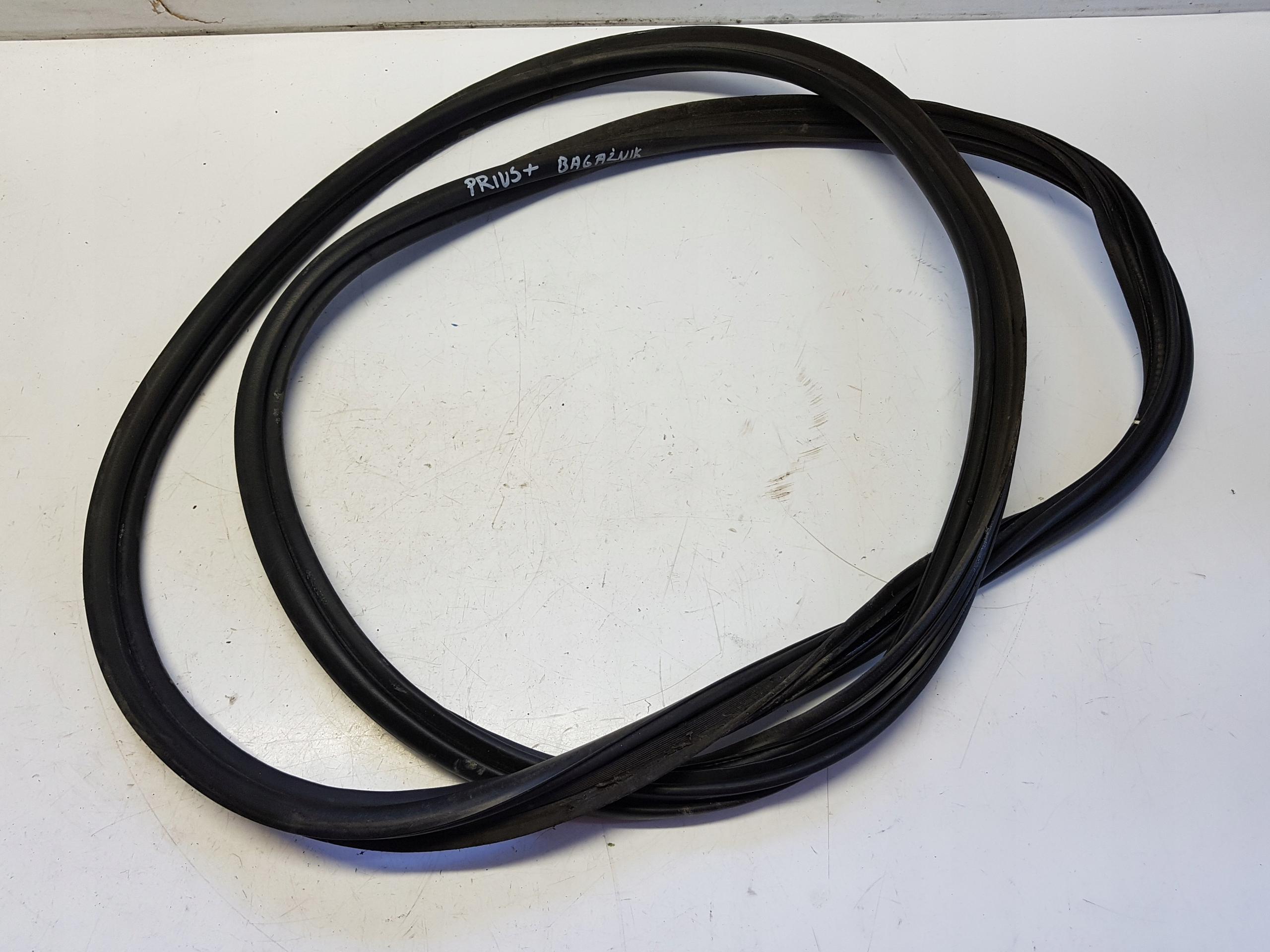 Prius III 3 PLUS + задняя крышка багажника