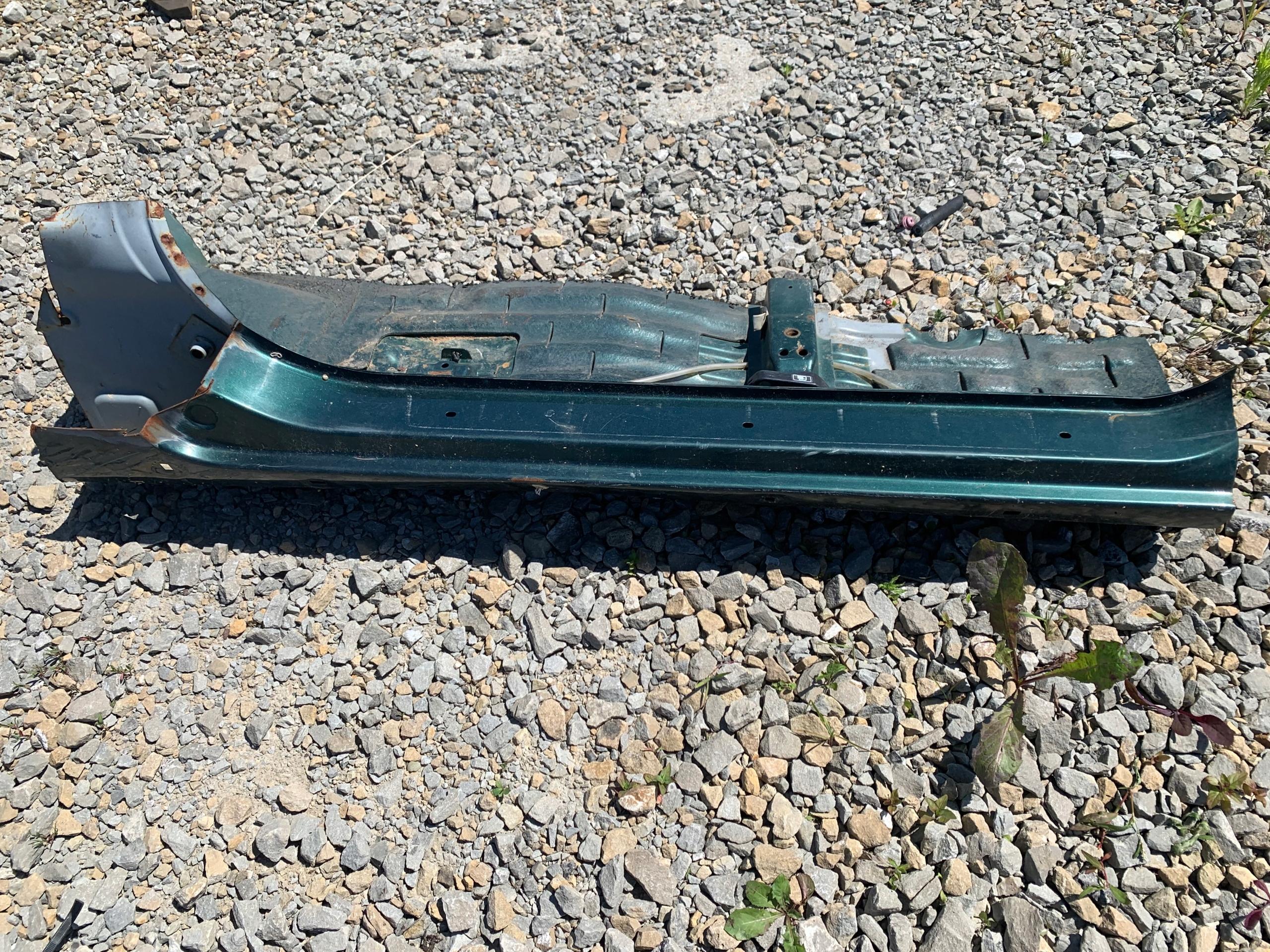 ЛІВИЙ ПОРІГ SUZUKI JIMNY