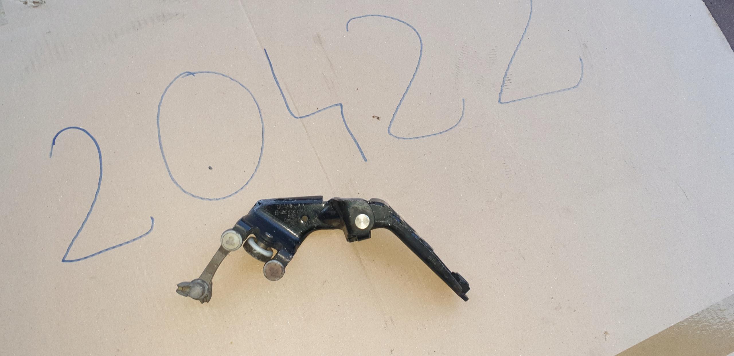 7H0843335B - Направляюча роликова розсувні двері TRANSPORTER T5