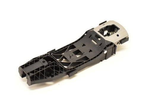 8V0837885 D37 - НАПРАВЛЯЮЩАЯ РУЧКИ ДВЕРИ ВОДИТЕЛЯ SKODA OCTAVIA IV