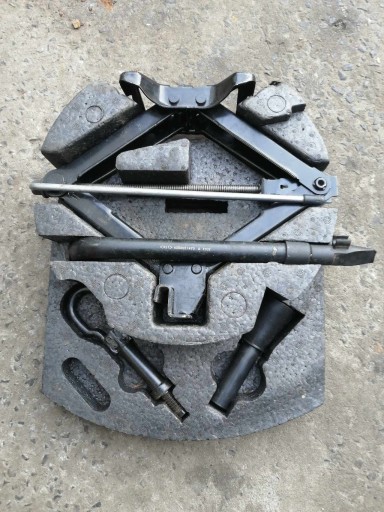 ЯЩИК З ІНСТРУМЕНТАМИ ЗАПАСНА КЛЮЧ ДОМКРАТ ІНСТРУМЕНТИ ПІНОПОЛІСТИРОЛ FORD MONDEO MK4