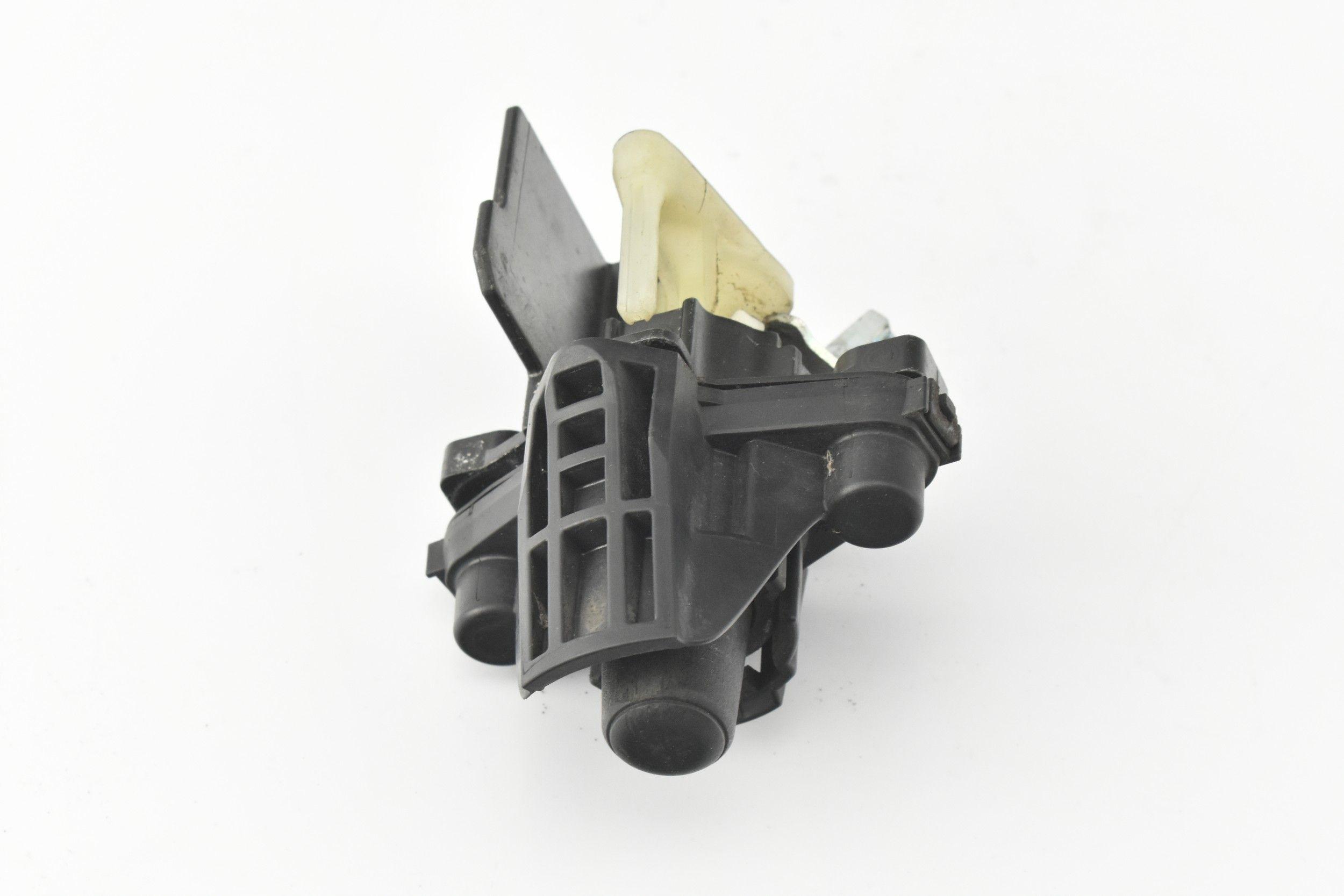 646400H042 - КНОПКА ВІДКРИТТЯ ЛЮКА TOYOTA AYGO II