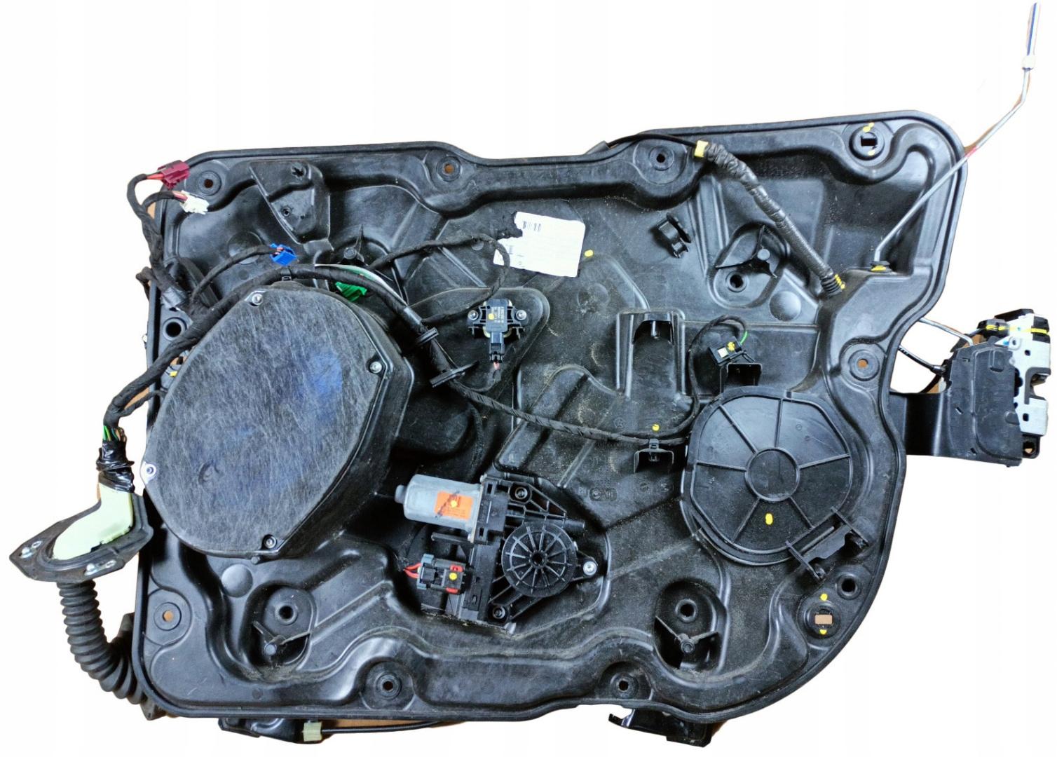 224 - Панель передней двери R Dodge Durango 04589598AL