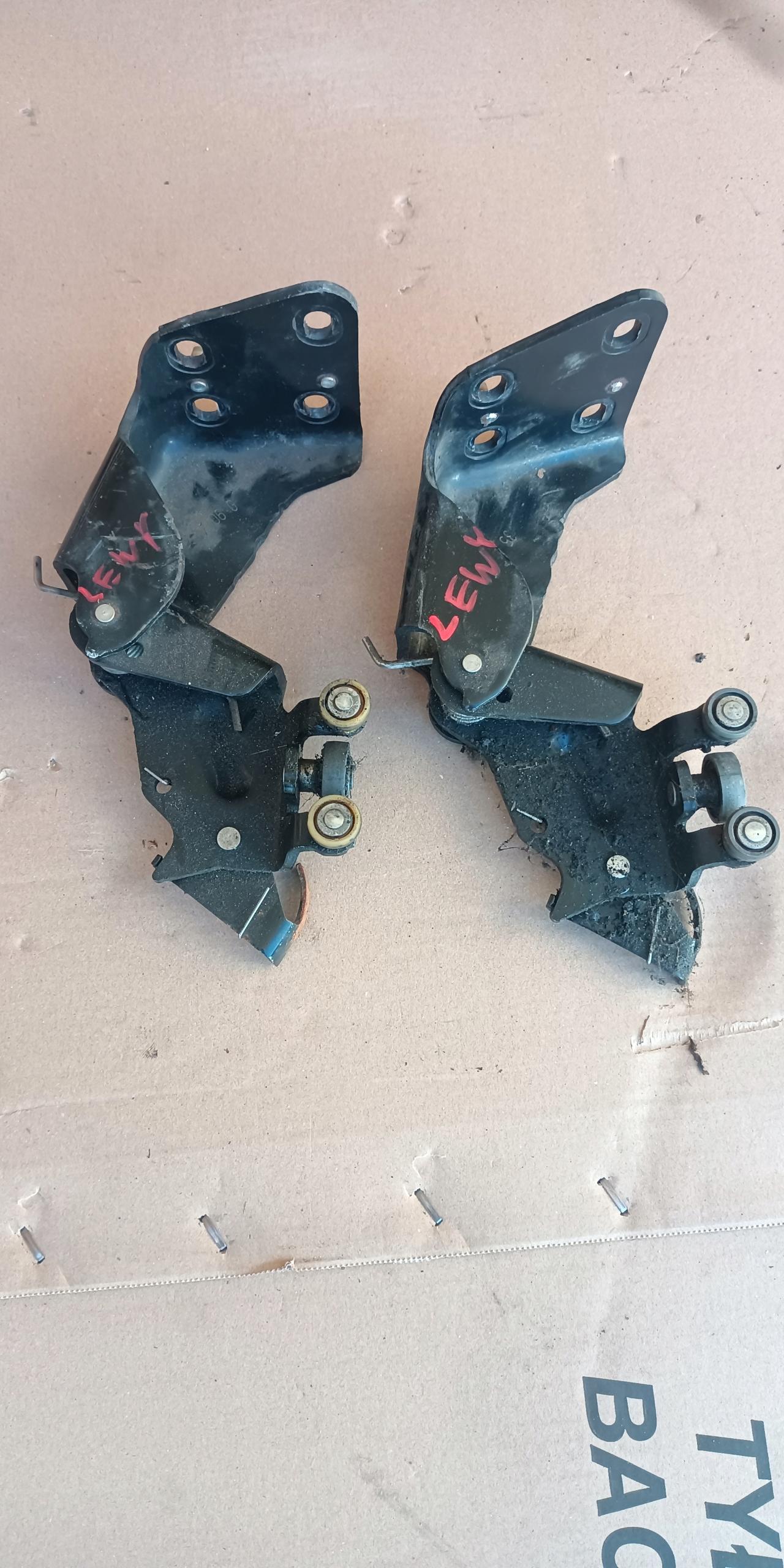 Peugeot 1007 тележка левая дверь ролик Нижний