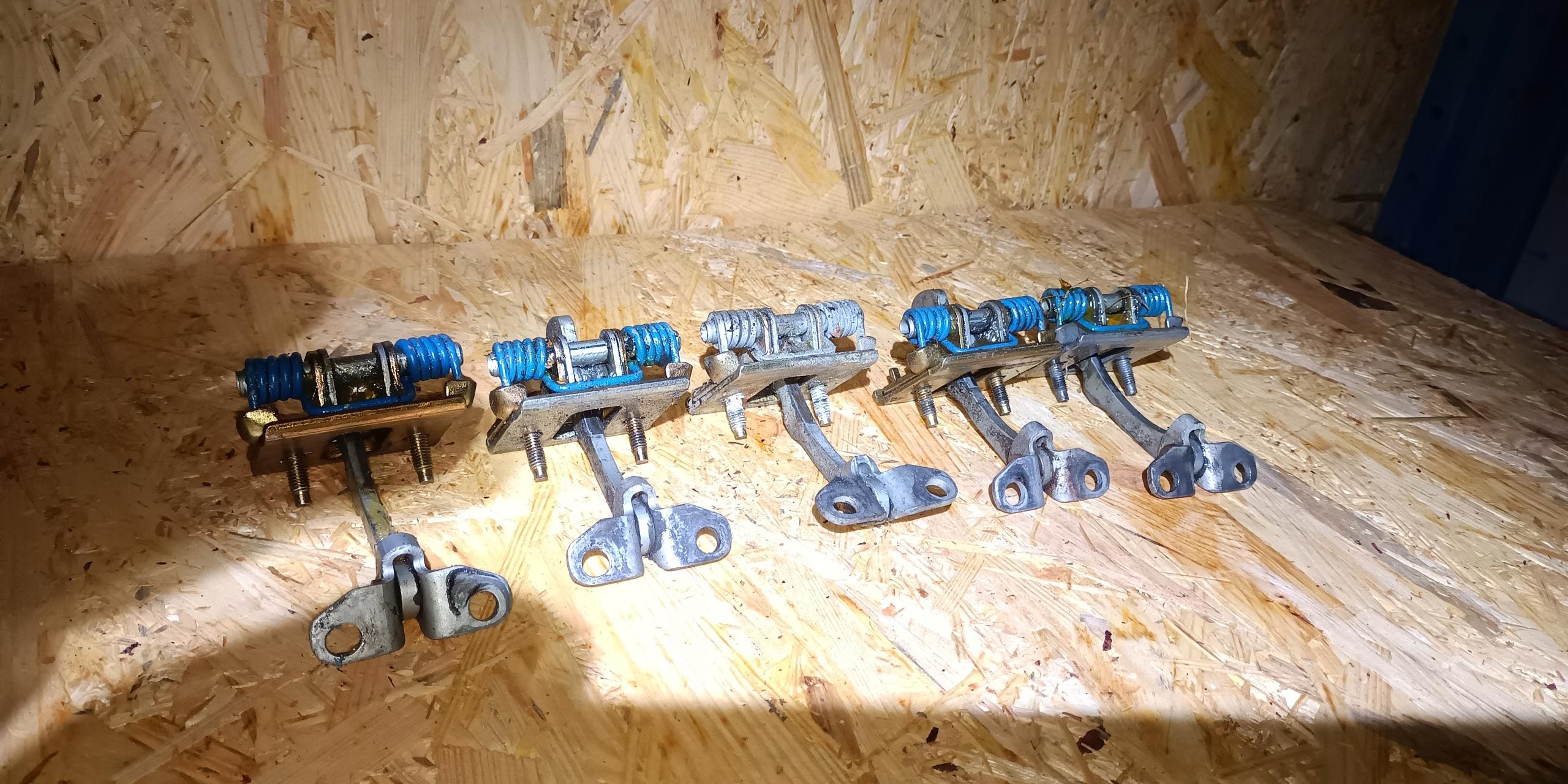 Peugeot 406 coupe Обмежувач дверей лівий