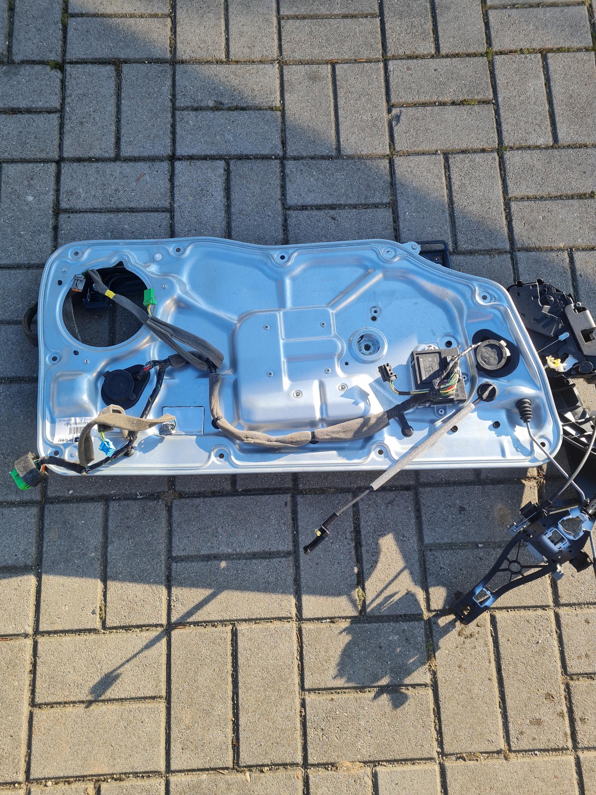 Панель лівої передньої двері Volvo XC70