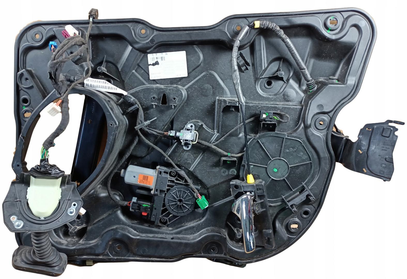 04589598AK - Подъемник + панель передней двери R Durango