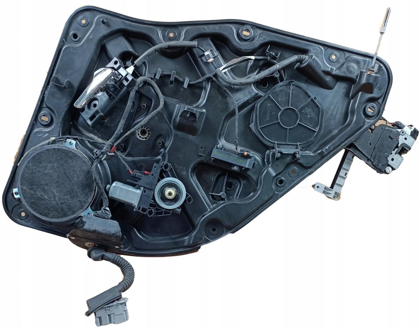 119USU - Подъемник + замок + панель задней двери R Durango