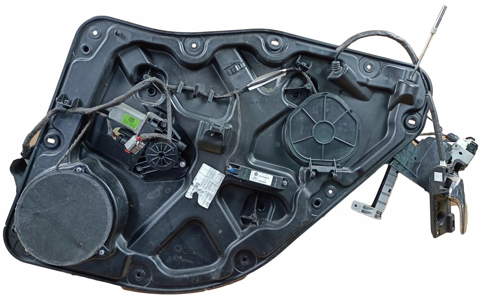 119USU - Подъемный замок панель задней двери R Durango