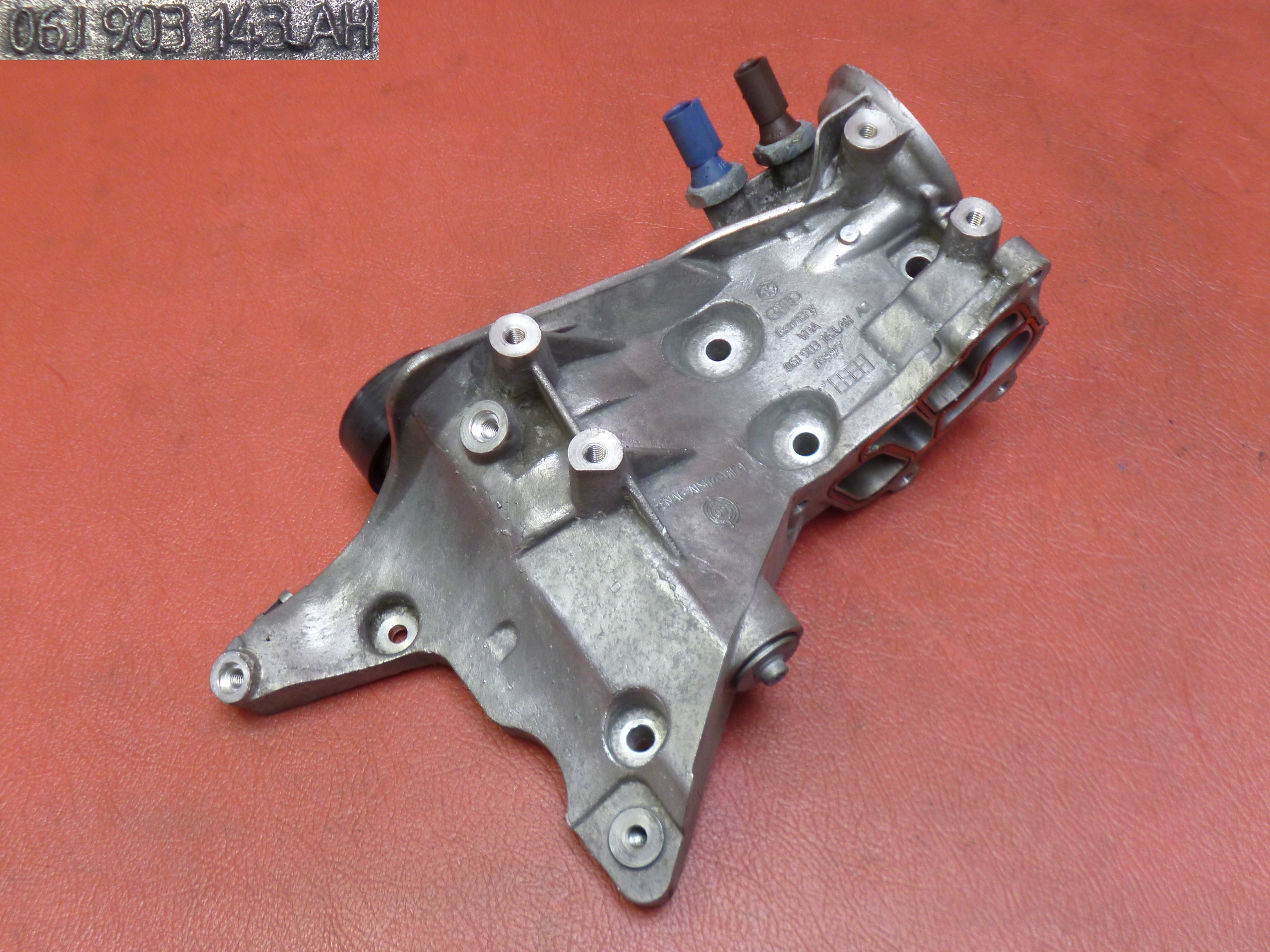 06J903143AH - Основание масляного фильтра Audi VW 2.0 TFSI CCZ 2010