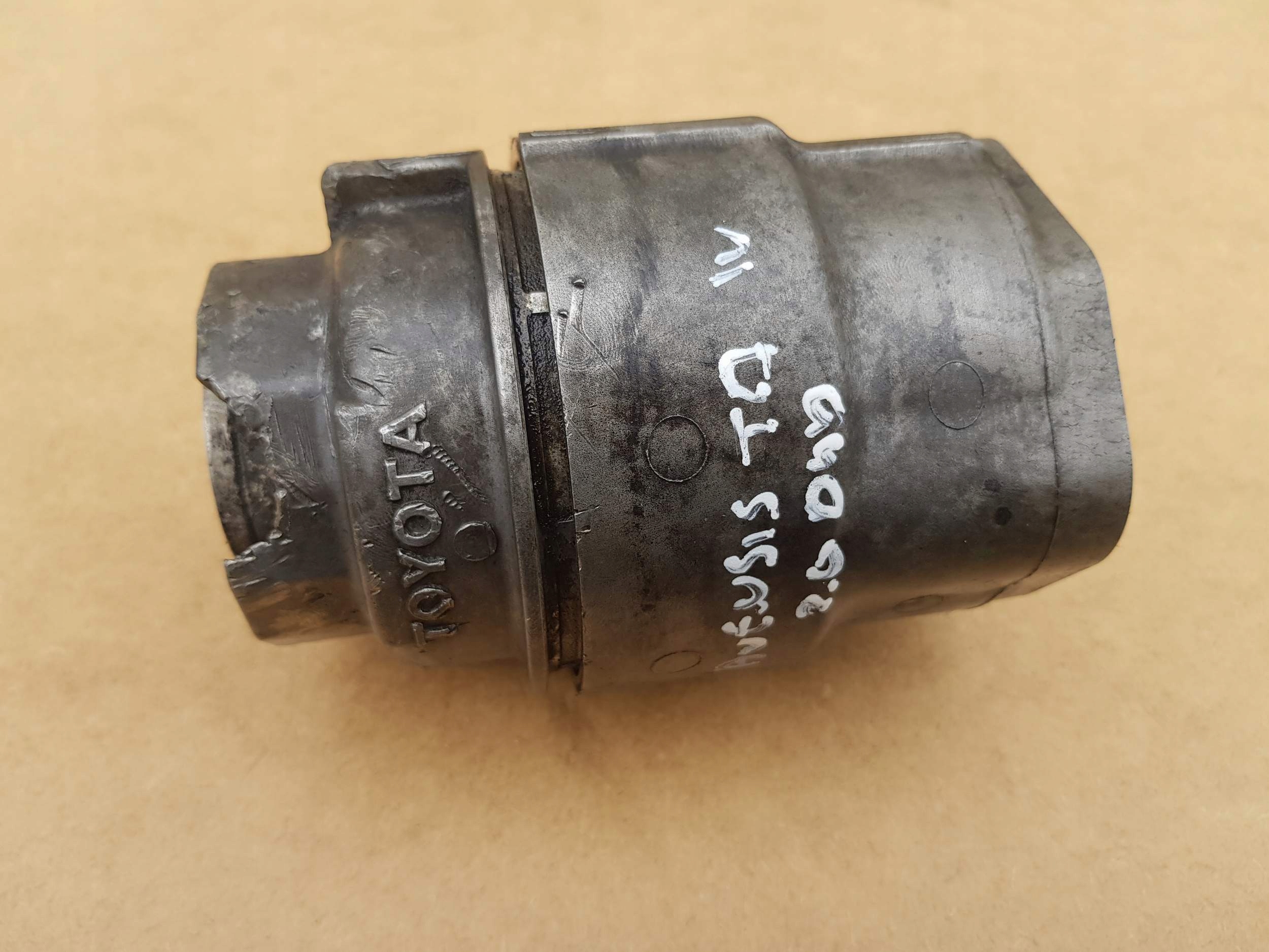 Корпус масляного фільтра Avensis T27 09-14