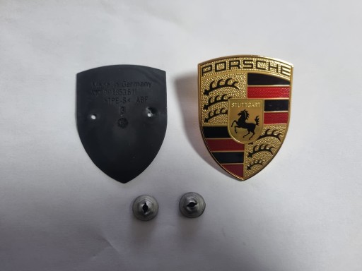 Логотип-эмблема Porsche на капоте 9P1853601