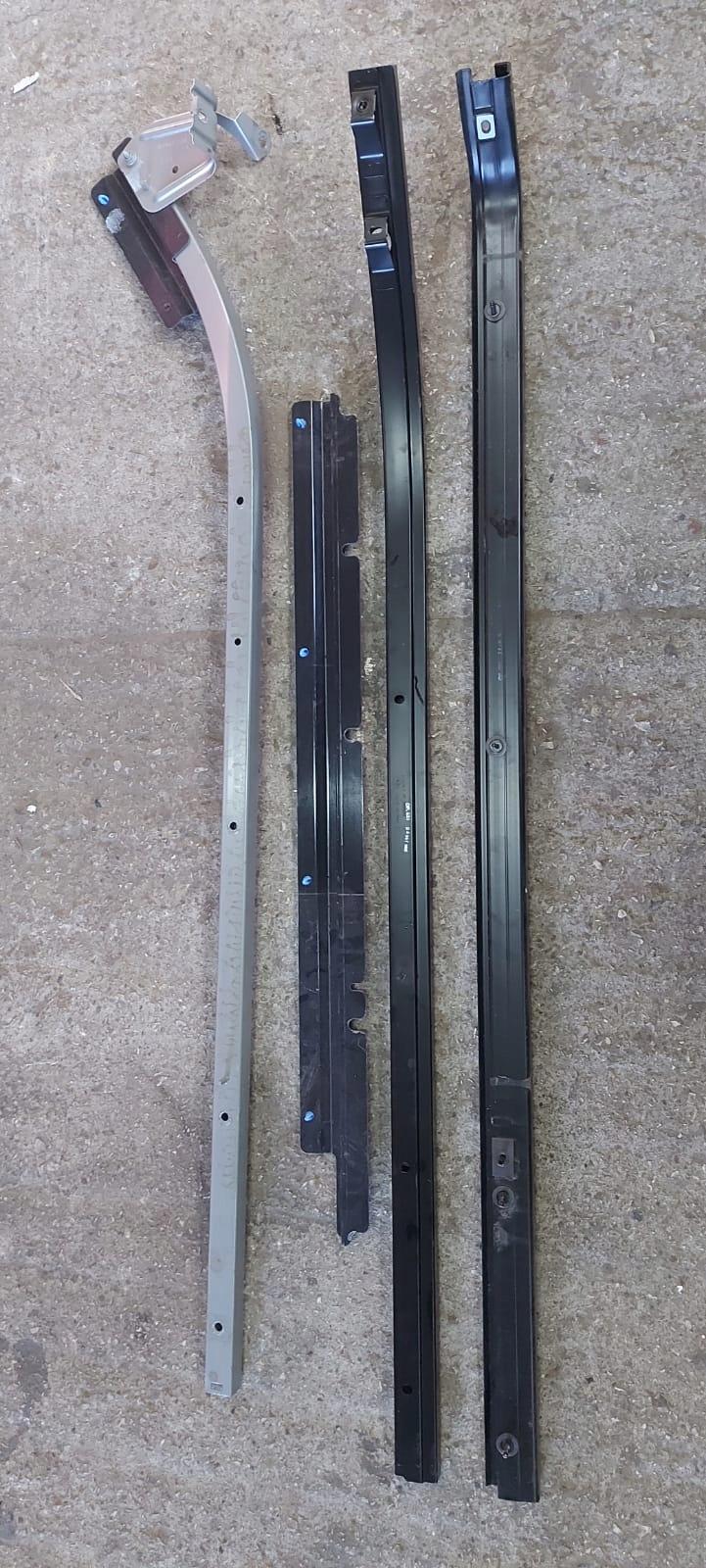 745900004R 777722940R - Направляющая направляющая боковой двери Master III IV Movano