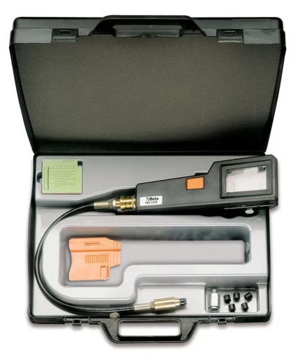 Прибор для проверки компрессии в бензиновых двигателях в пластиковой коробке.