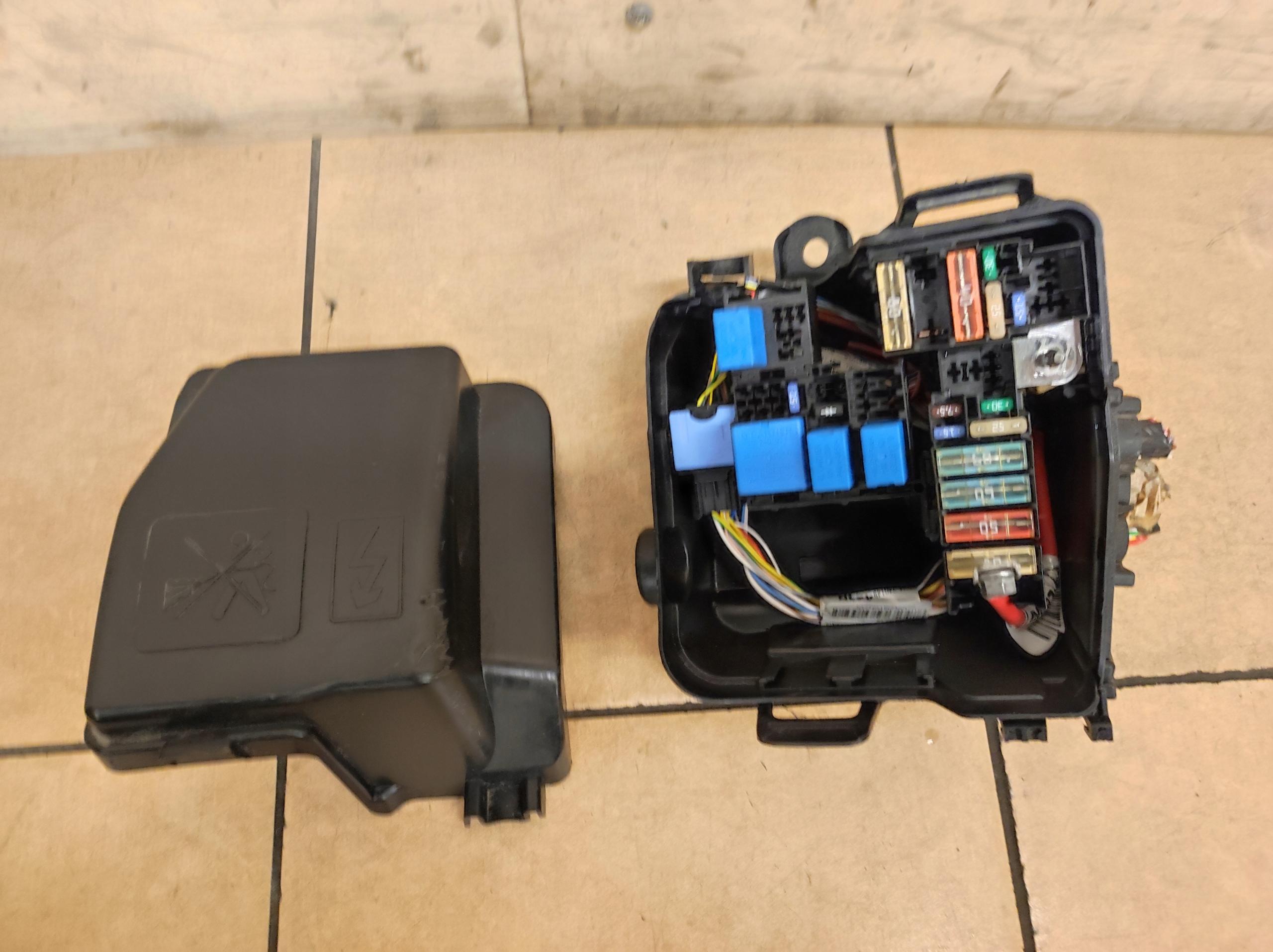 Коробка запобіжників Logan II 2 Sandero