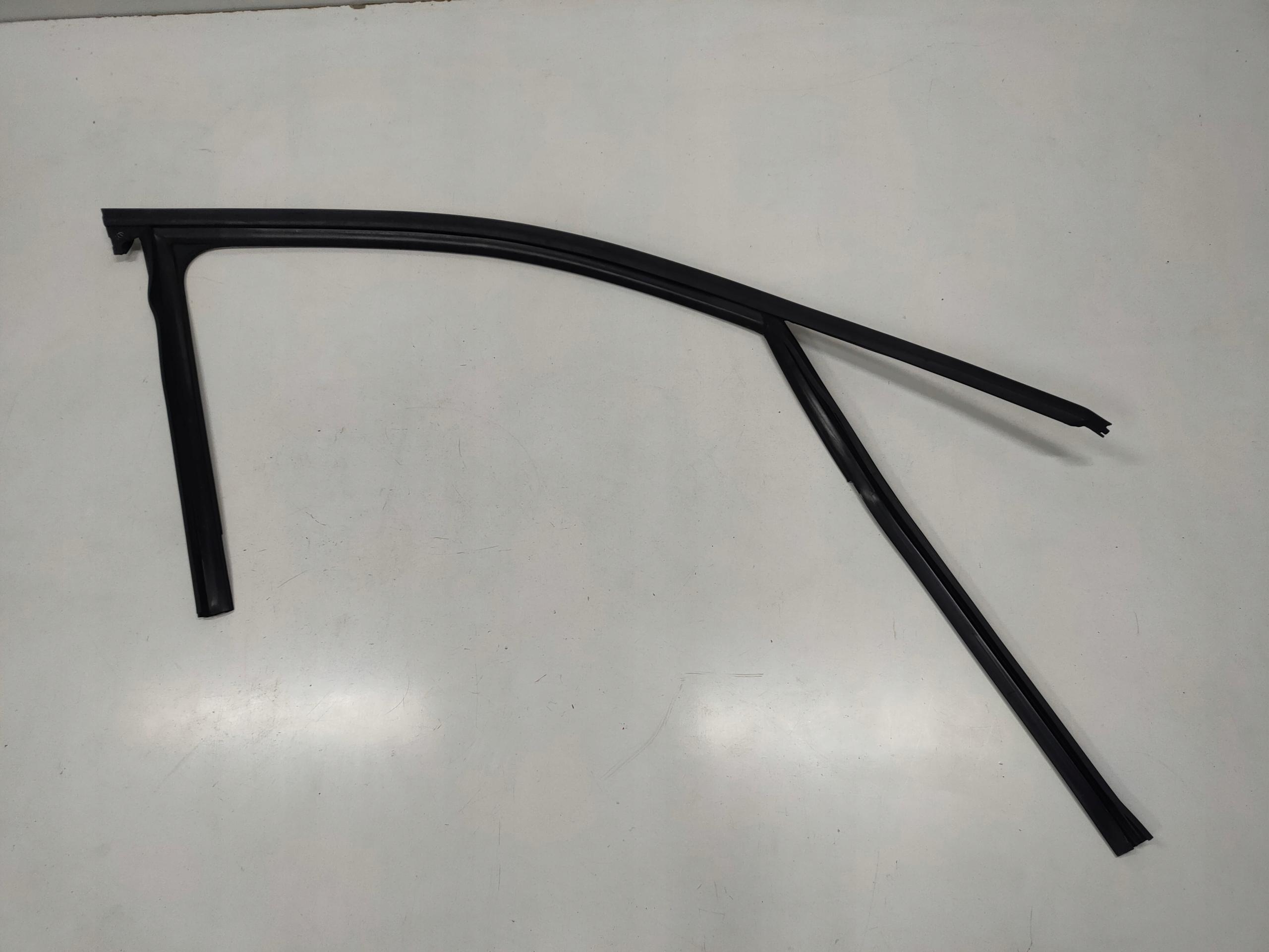 8R0837440H - Q5 8R уплотнитель двери правый передний передний