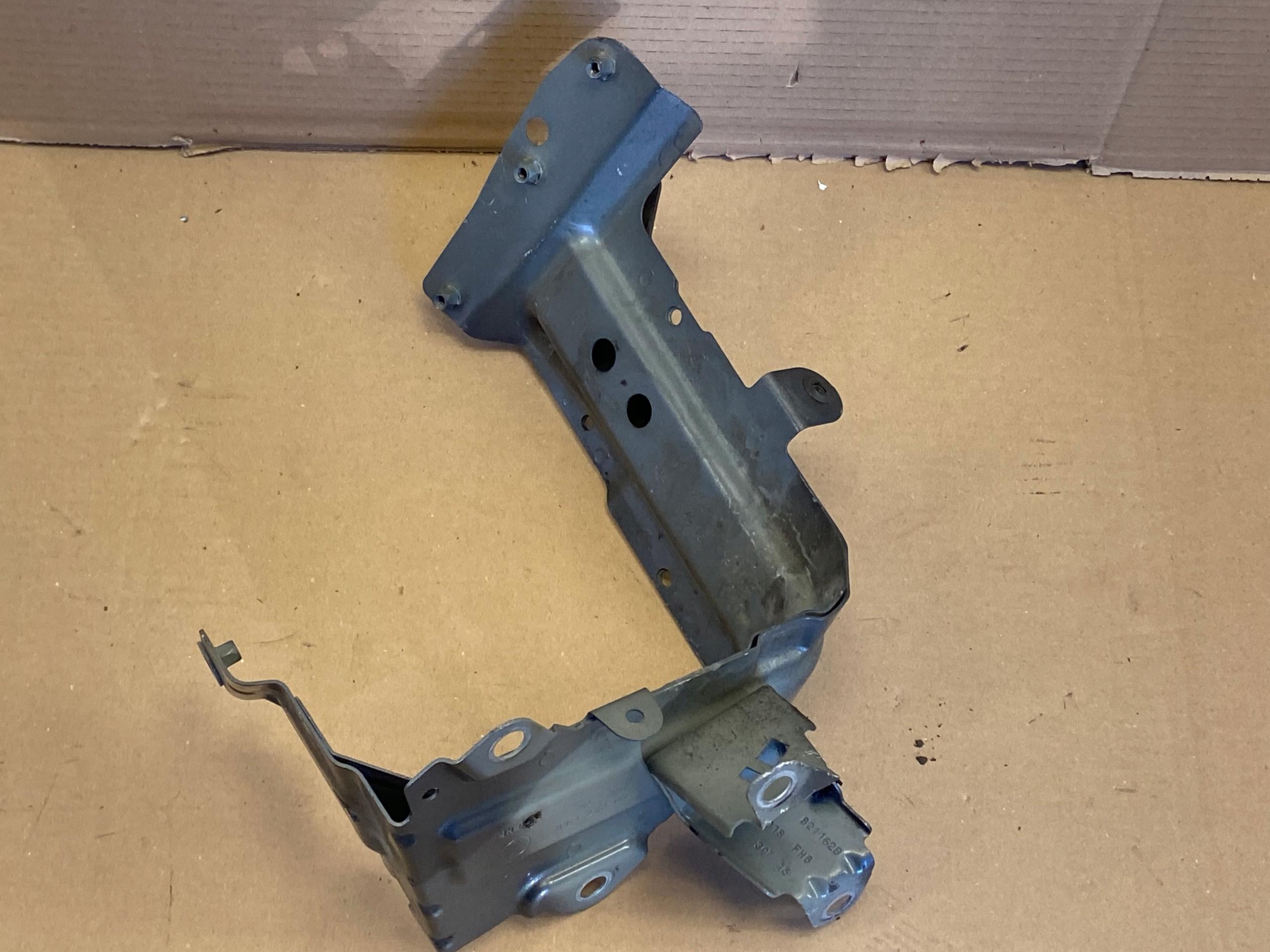 Q7 4M крепление крыла левое 4M0821137B