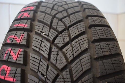 R18 215/50 Goodyear UltraGrip Performance +