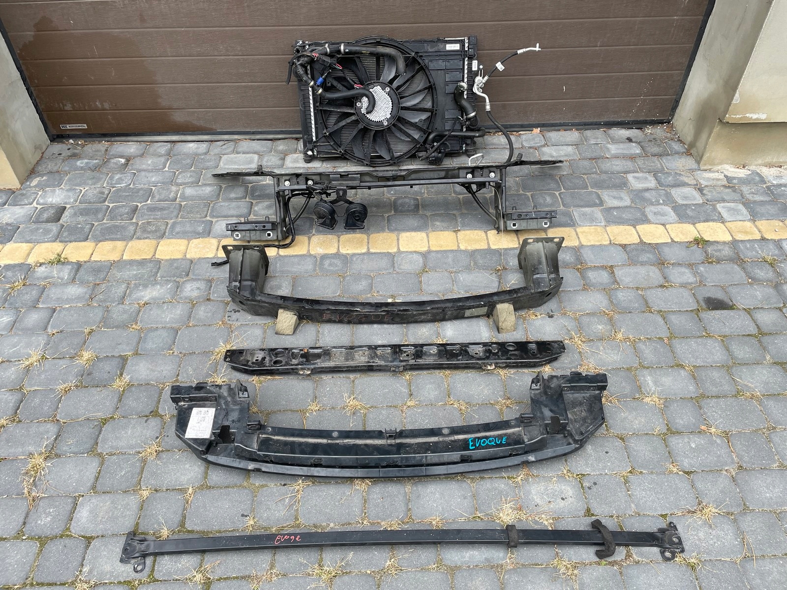 RANGE ROVER EVOQUE ПЕРЕДНІЙ РЕМІНЬ РАДІАТОРИ ПРОМІНЬ