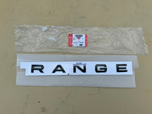 FK6M-407A74-CB LR094387 - RANGE ROVER SPORT II L494 13-22 НАКЛАДКА ЕМБЛЕМИ ЗАДНЯ FK6M-407A74