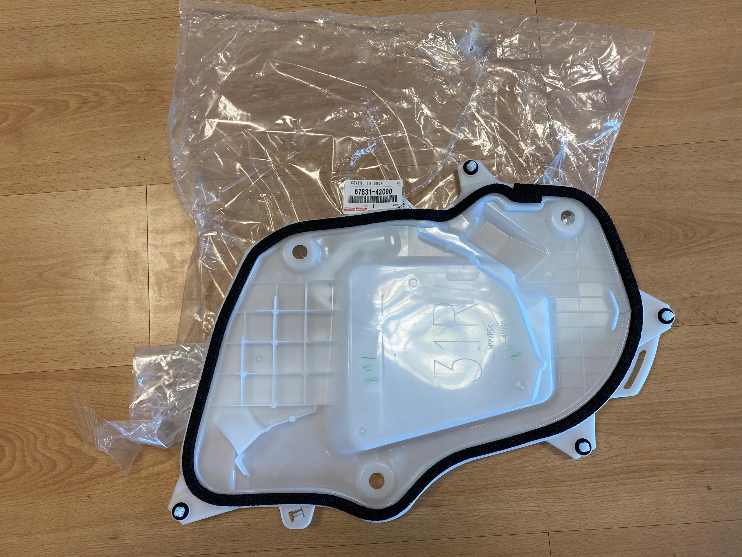 67831-42090 - RAV4 V 19-ЗВУКОИЗОЛЯЦИЯ ПЛАСТИКОВАЯ ДВЕРЬ ПРАВАЯ ПЕРЕДНЯЯ