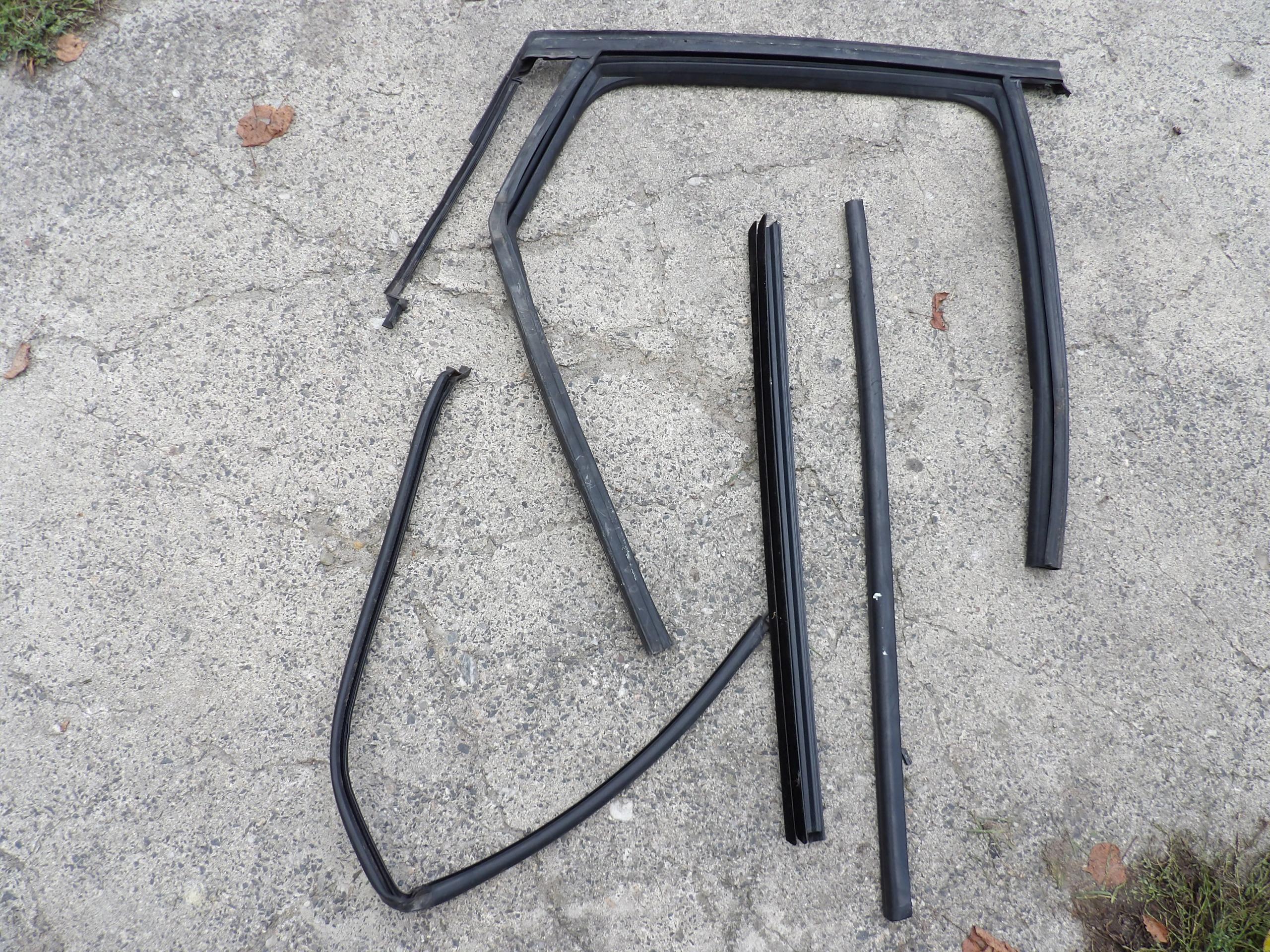 RENAULT CAPTUR УЩІЛЬНЮВАЧ СКЛА ДВЕРІ ПРАВИЙ ЗАДНІЙ