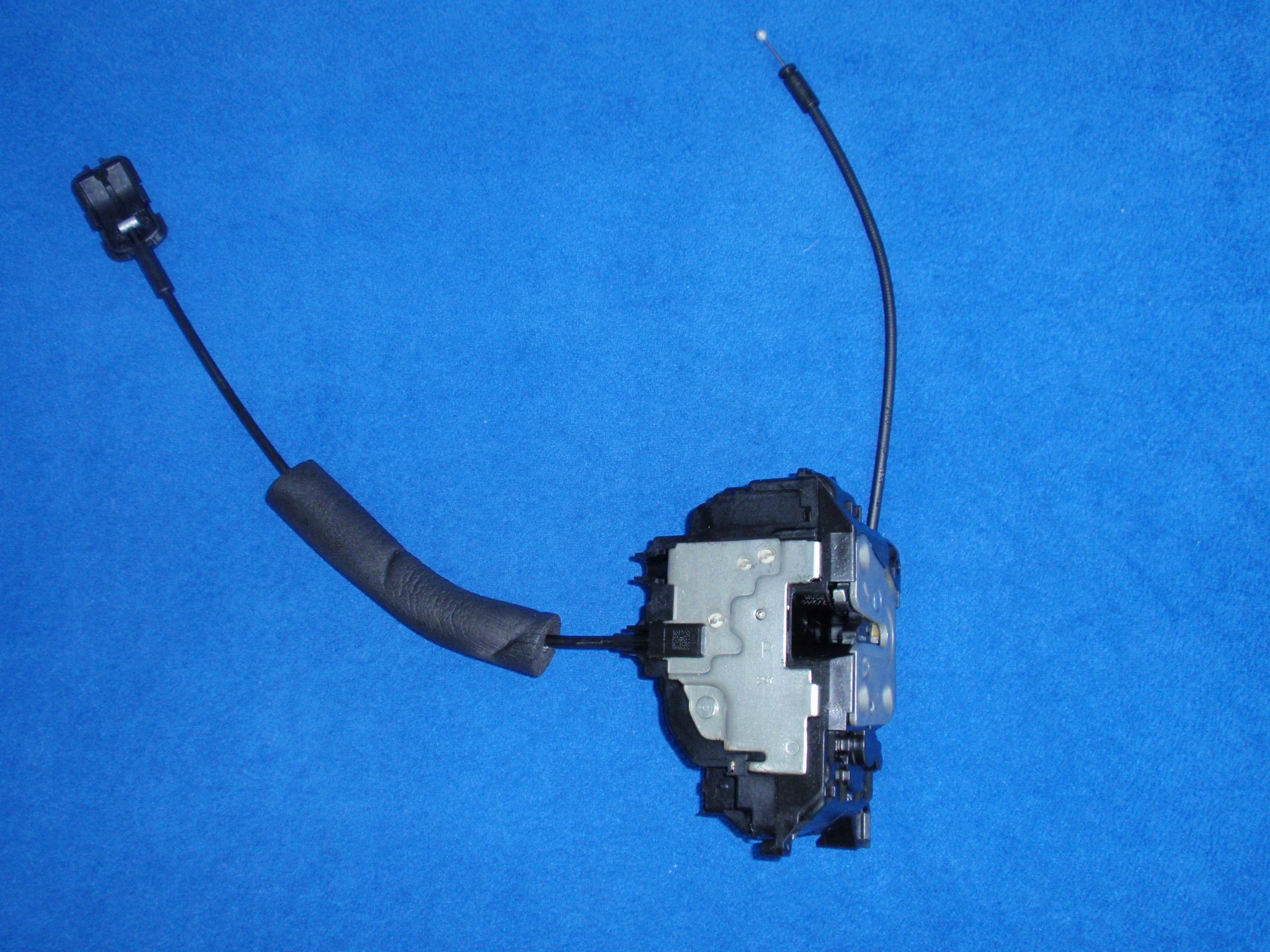 RENAULT LAGUNA III замок двери правый передний 4pins