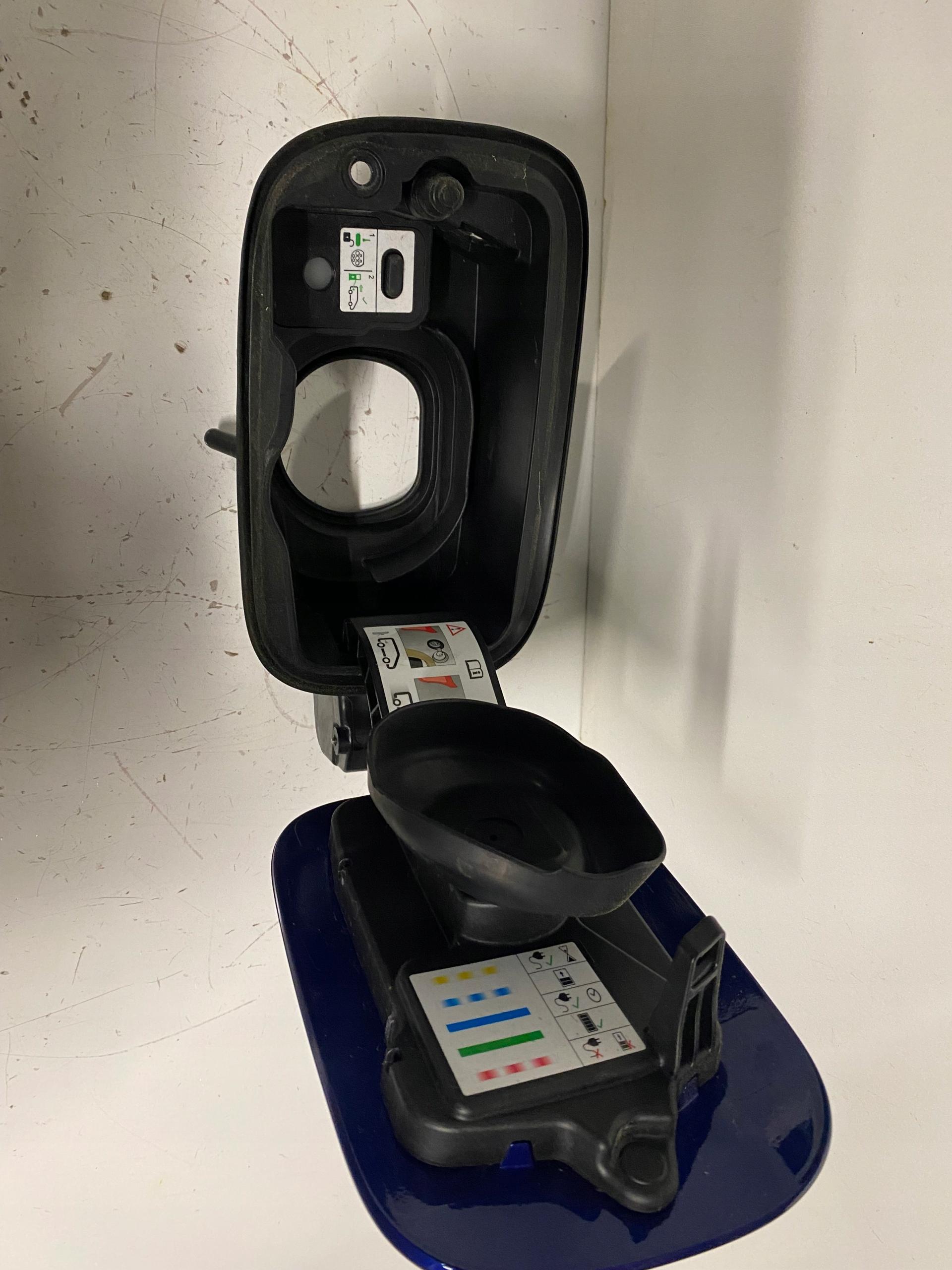 RENAULT MEGANE IV ГИБРИДНАЯ ОТКИДНАЯ КРЫШКА ЗАРЯДКИ