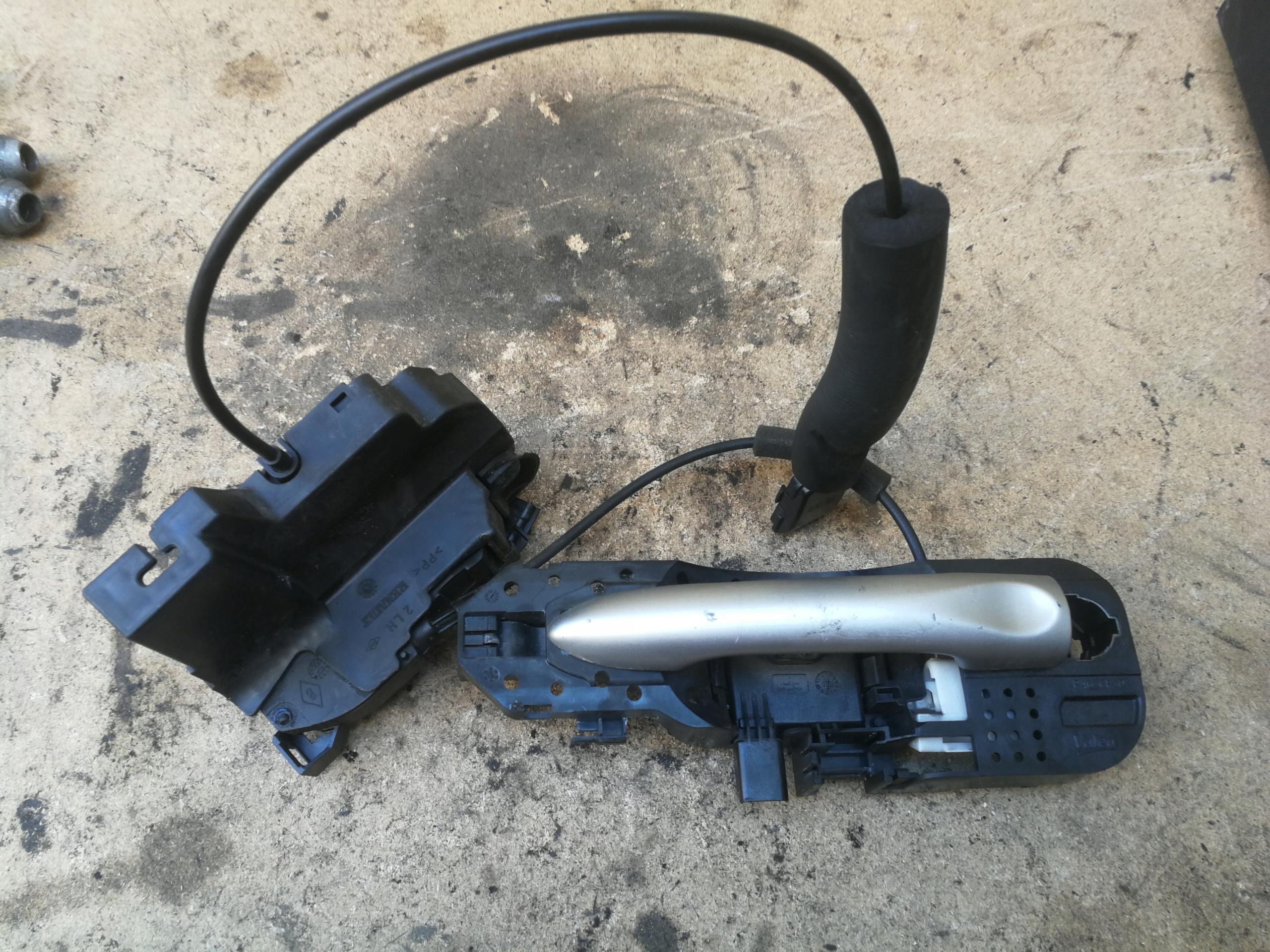 806070033R - RENAULT SCENIC III ЗАМОК ДВЕРИ HAND FREE ЛЕВЫЙ