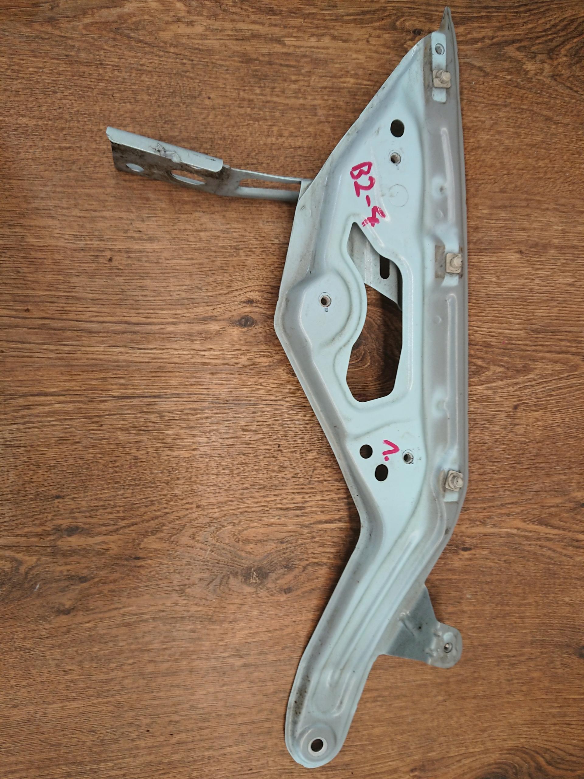 631467520R - RENAULT TWINGO III КРОНШТЕЙН КРЫЛА ПЕРЕДНИЙ ПРАВЫЙ