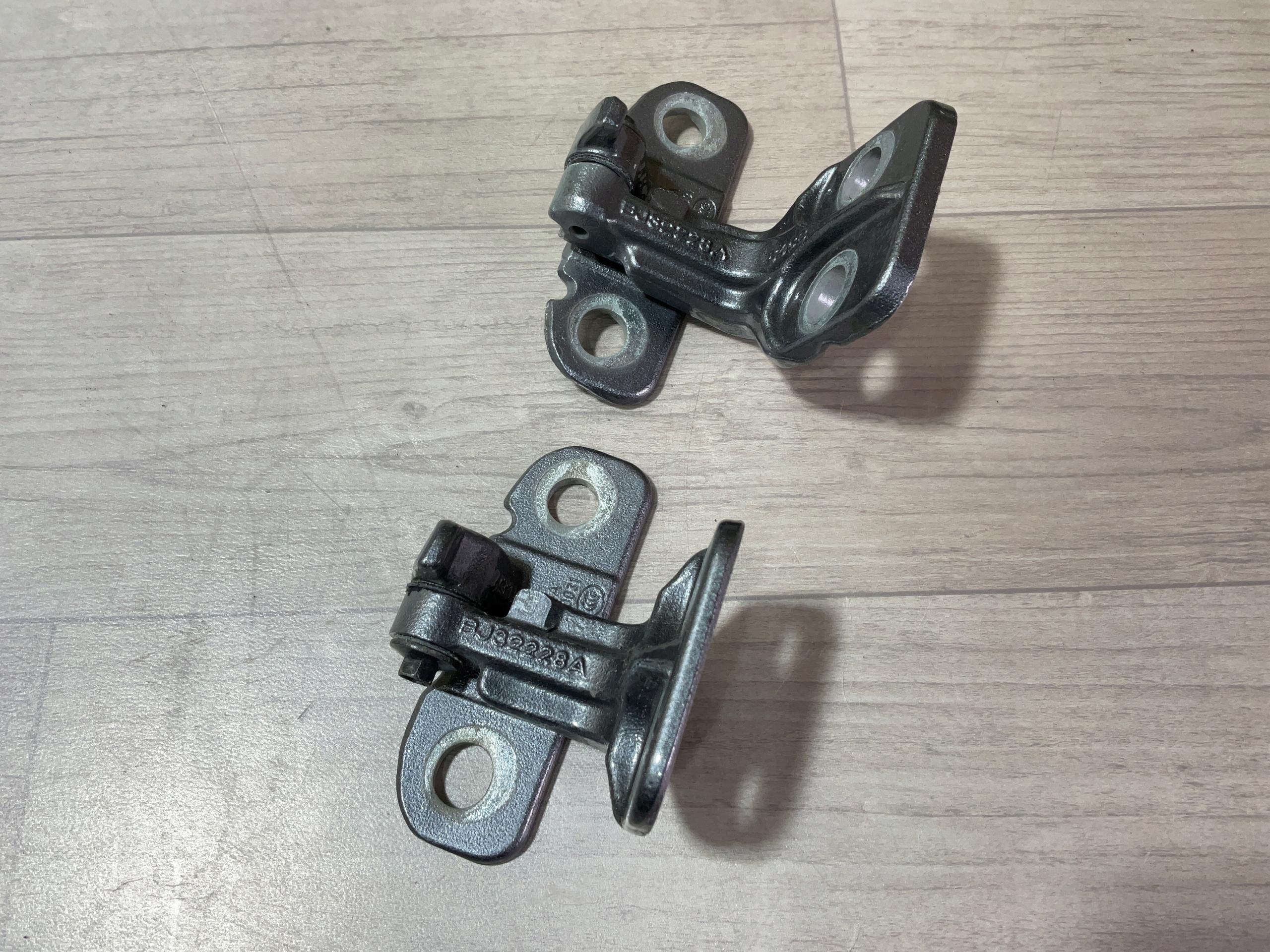 RR EVOQUE II l551 задня права дверна петля BJ32-228a