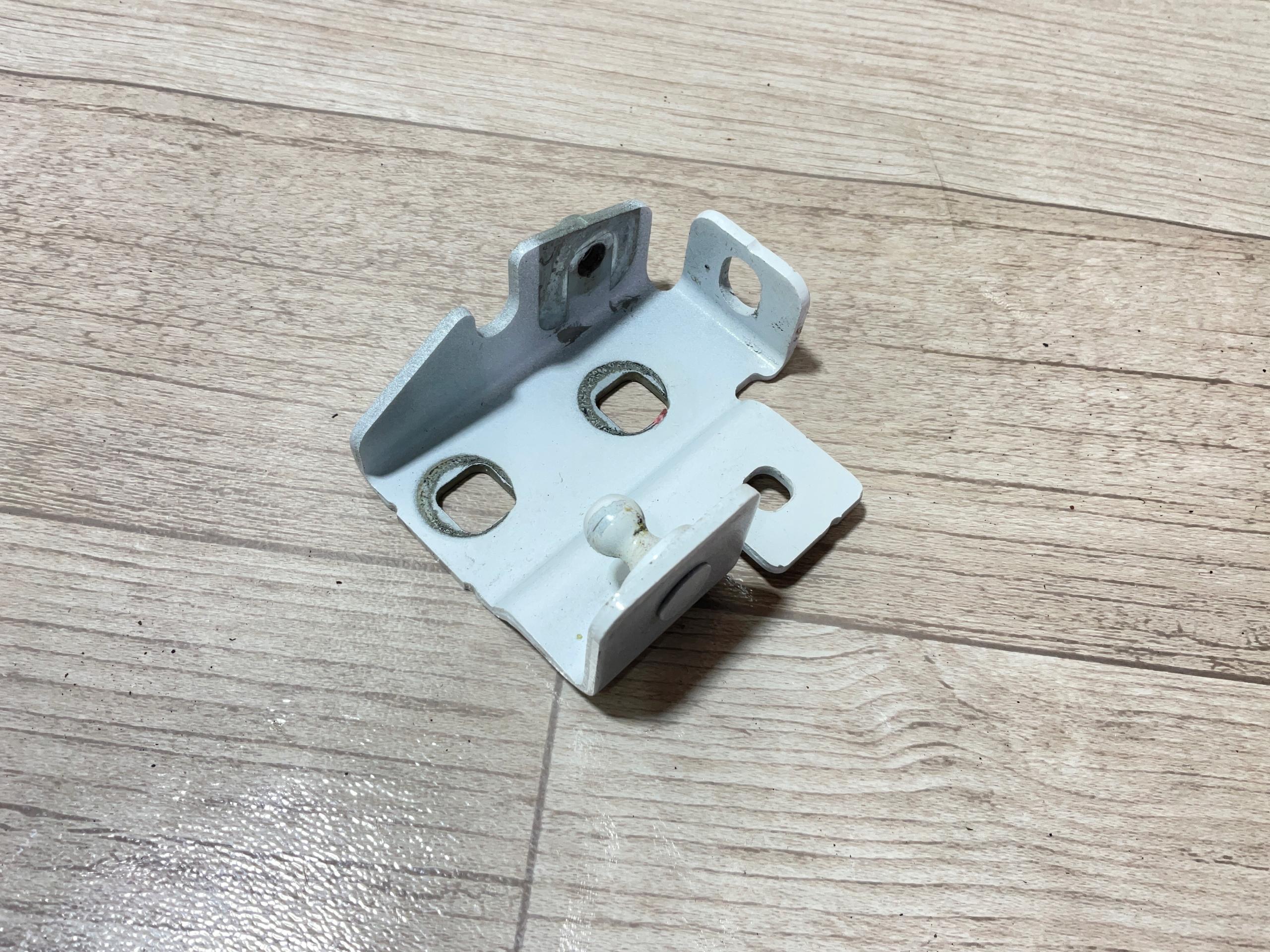 K8D2-16151-AC - RR EVOQUE L551 II кріплення крила праве