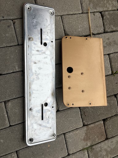 Хромована рамка номерного знака на Mercedes 108