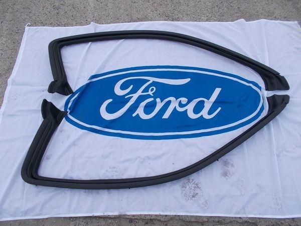 Уплотнитель дверной рамы FORD MUSTANG V 2004-