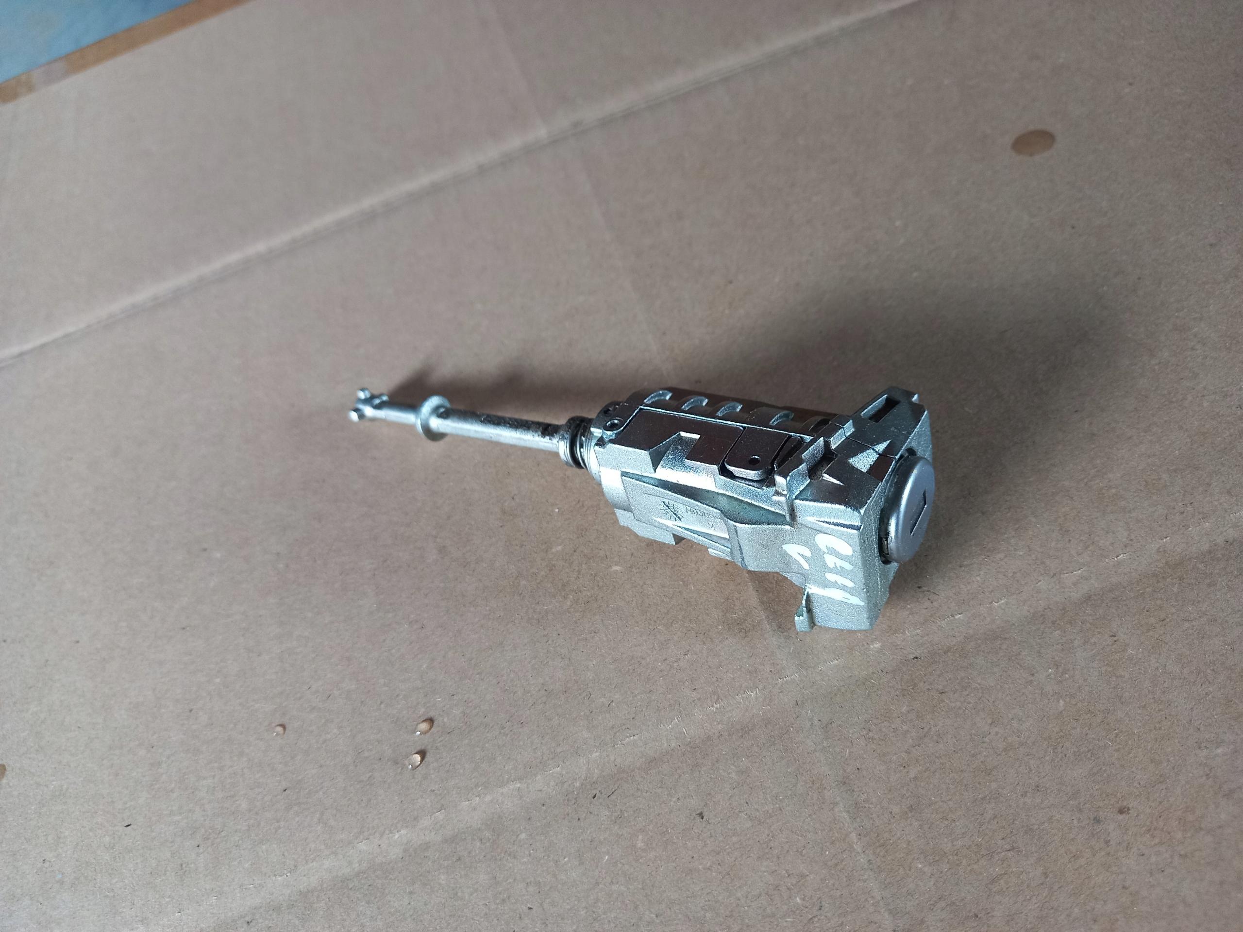 Renault Clio V вставка замка левая