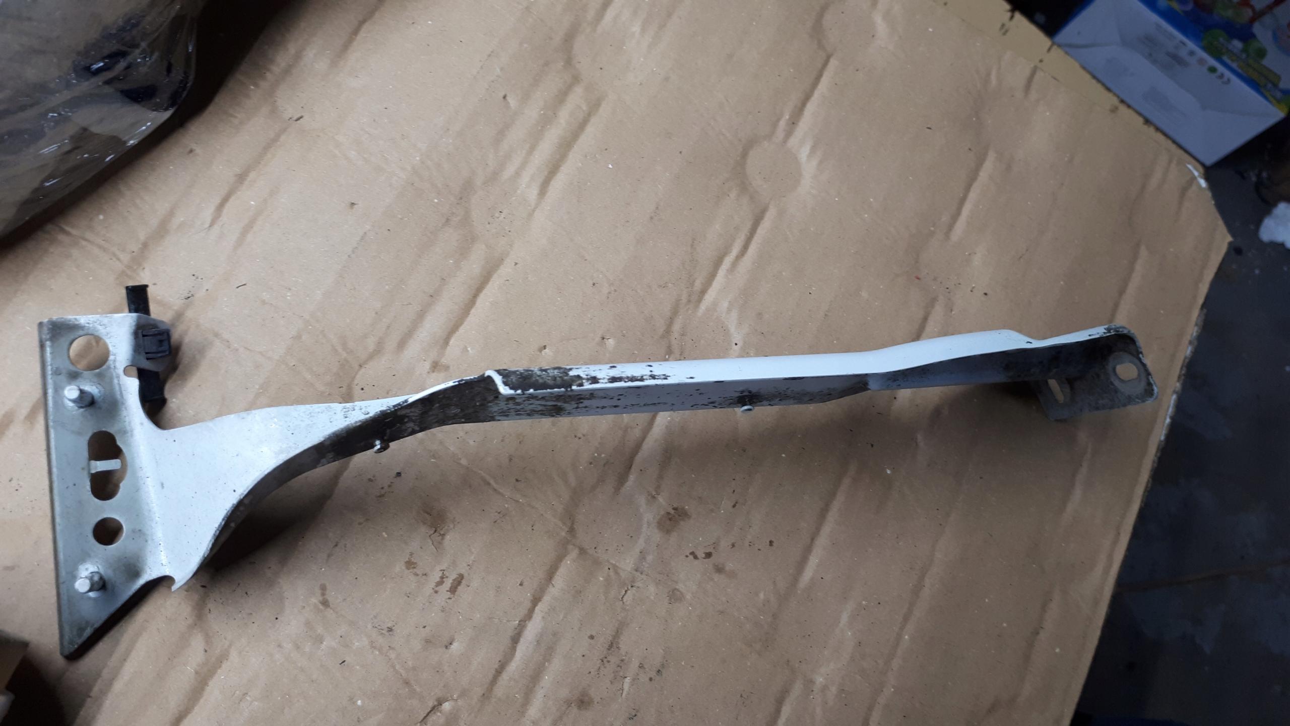 8K0821136J - S4 B8 LIFT A4 кронштейн держатель крыла правый LS9R