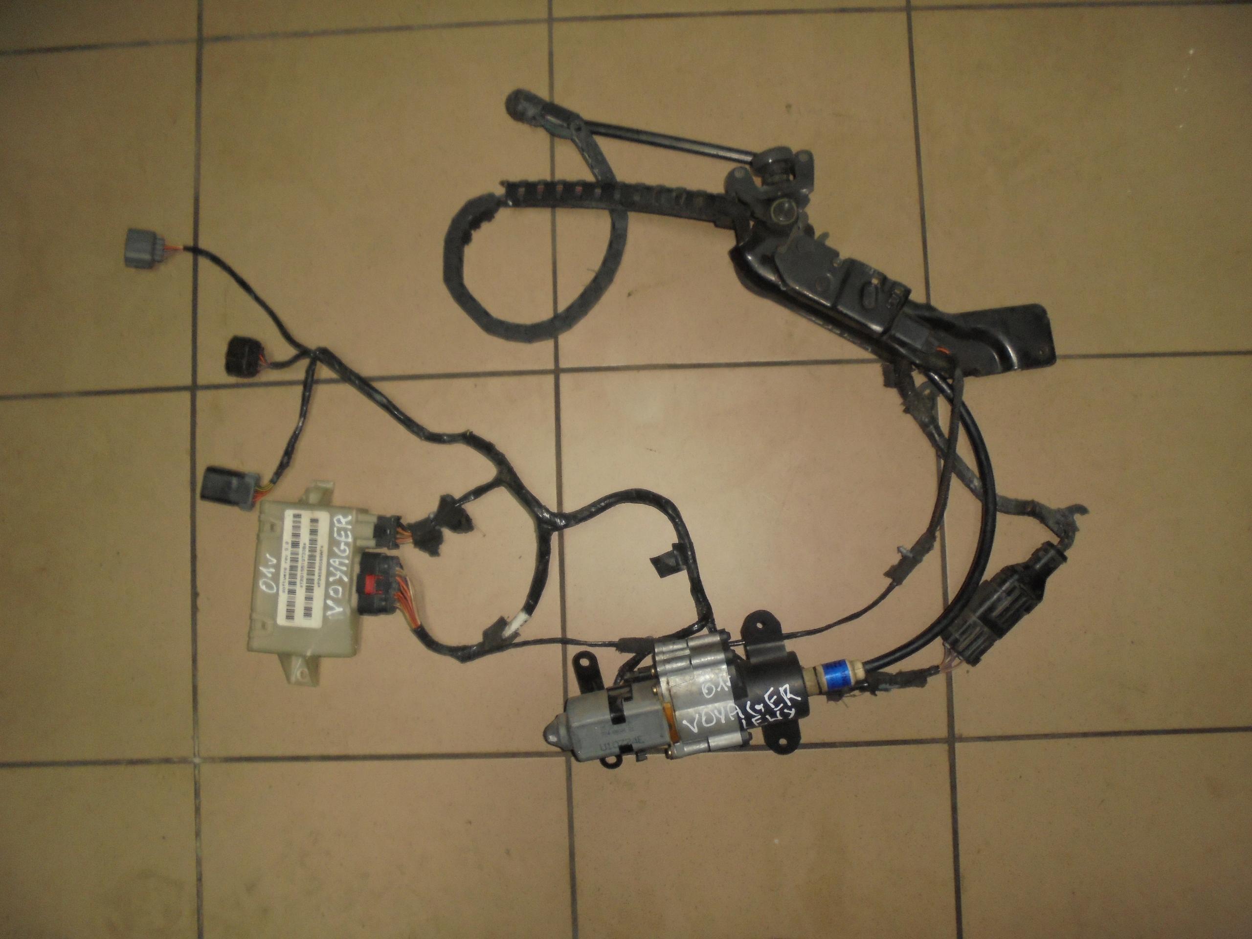 Мотор двери левый VOYAGER 01r 7746804601