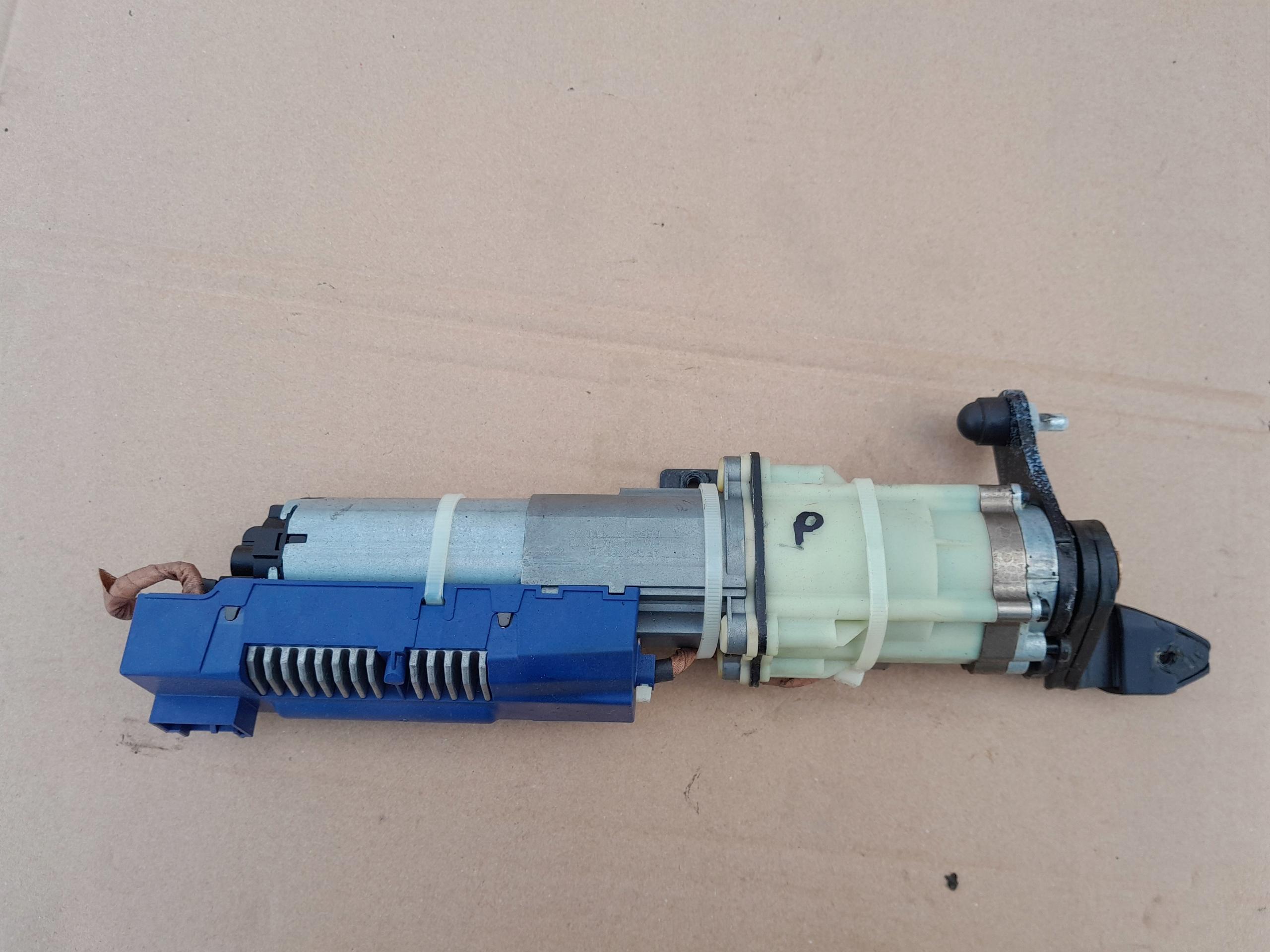 4f9959946 - Привод подъемник багажника правый AUDI A6 C6