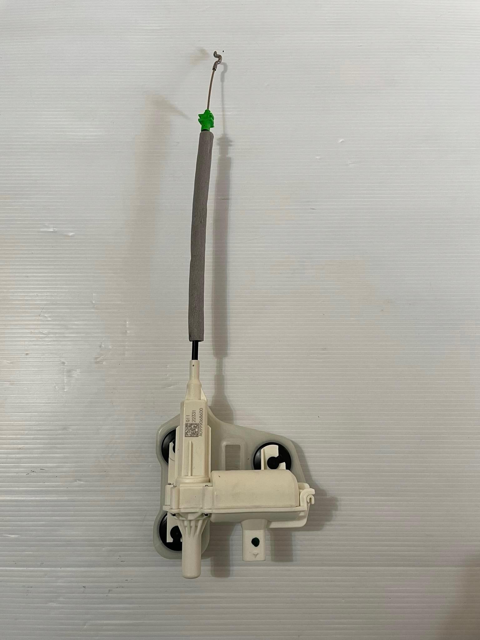 Привід багажника MERCEDES A0999068600