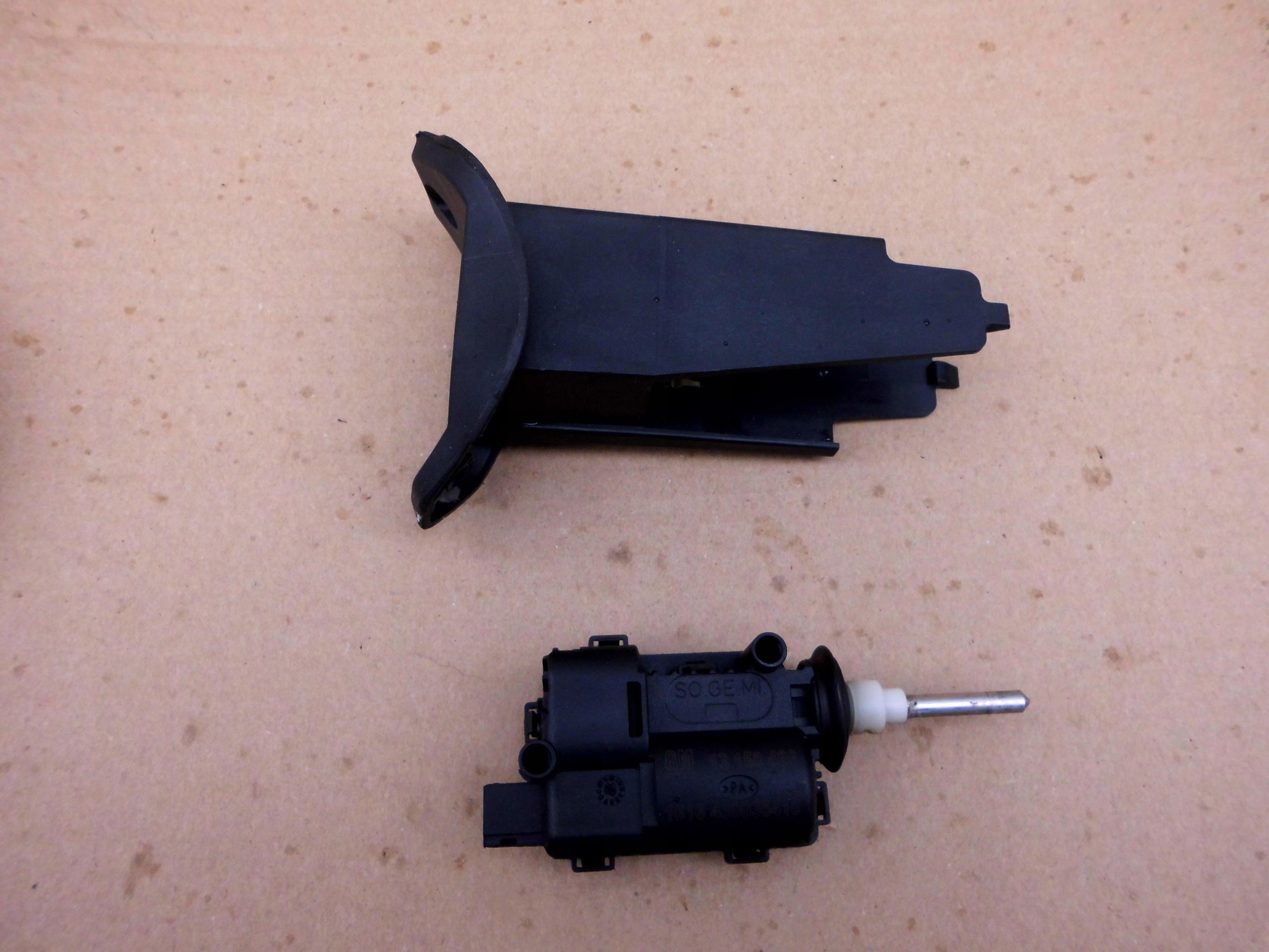 ПРИВОД КРЫШКИ ТОПЛИВНОГО БАКА OPEL ZAFIRA B 13158426