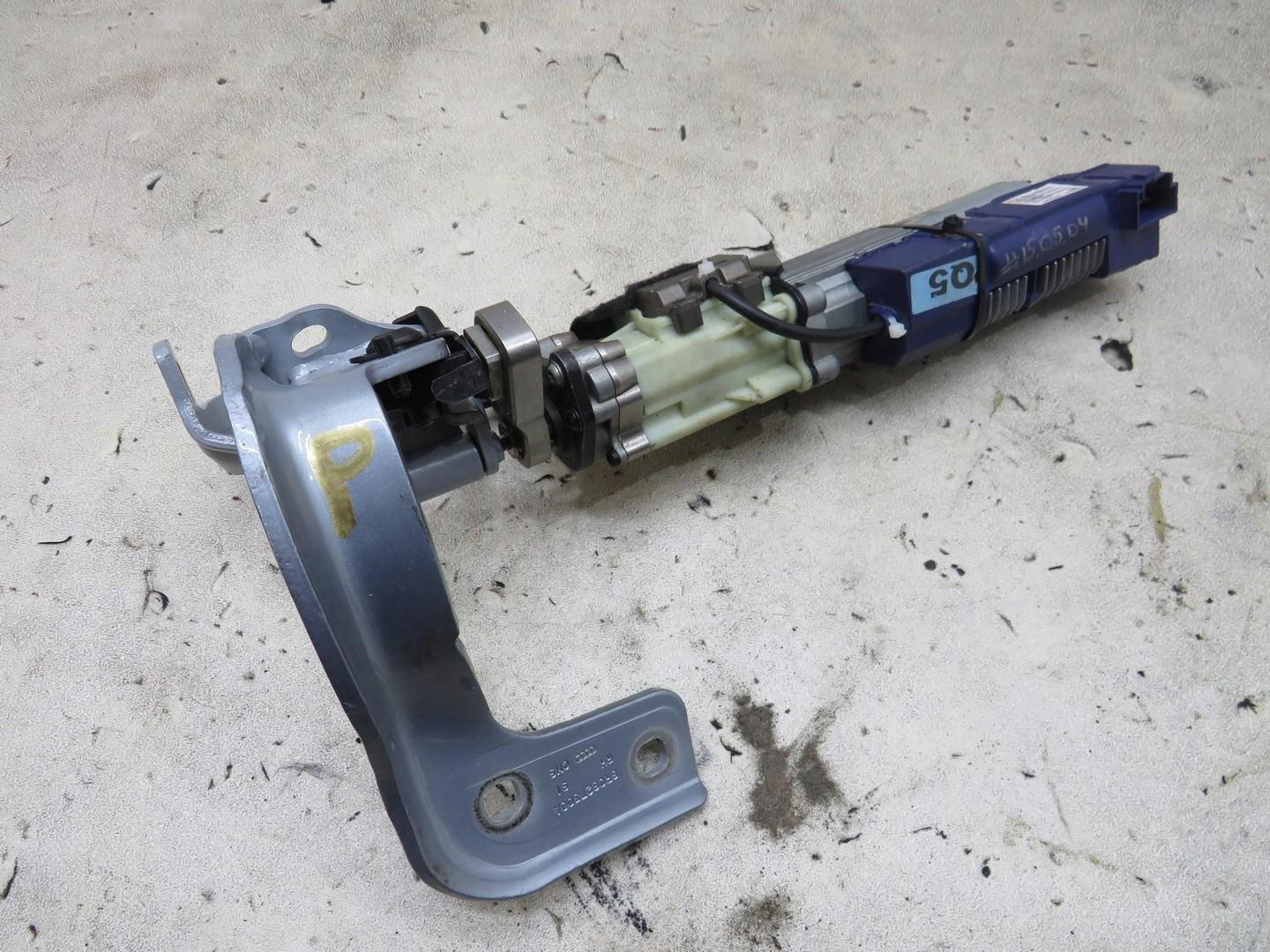 Привід петлі заслінки правий AUDI Q5 8R 8R0827852