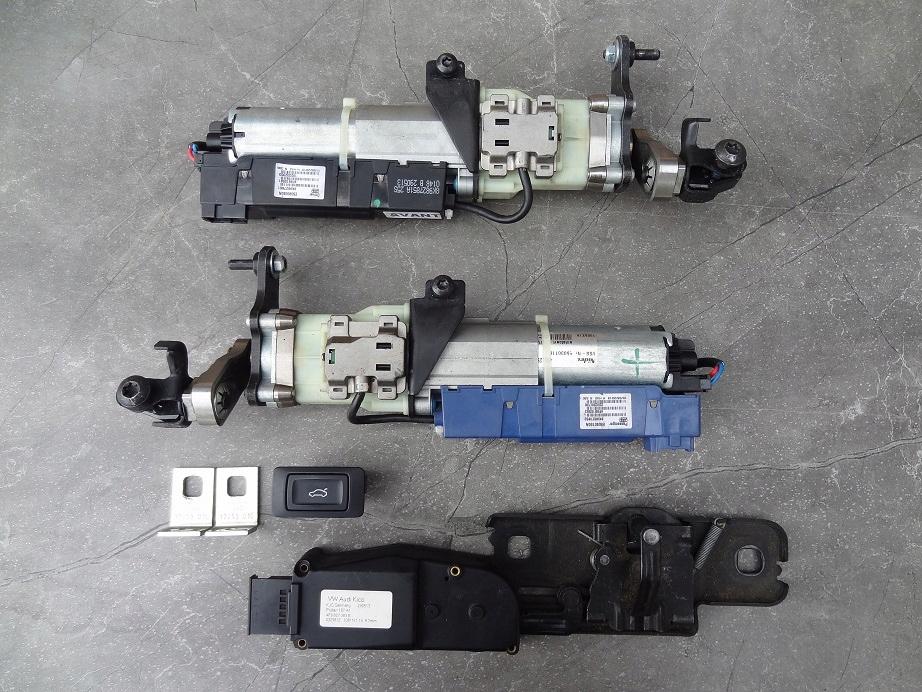 8K9827851A 8K9827852A - Приводы тяга кнопка задней двери AUDI A4 B8