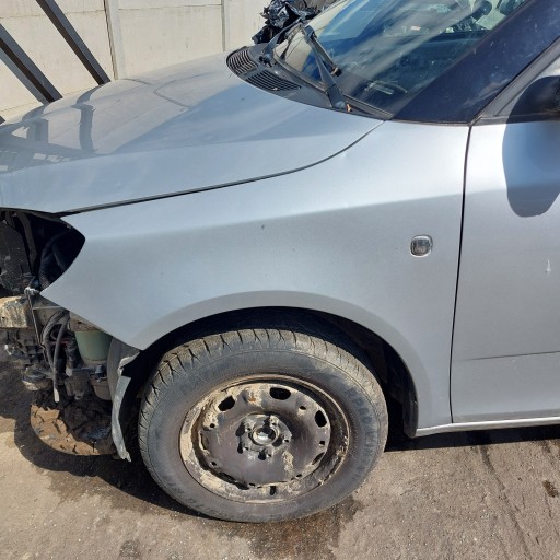 Skoda fabia 2 ii універсал ліве переднє крило лак код la7w