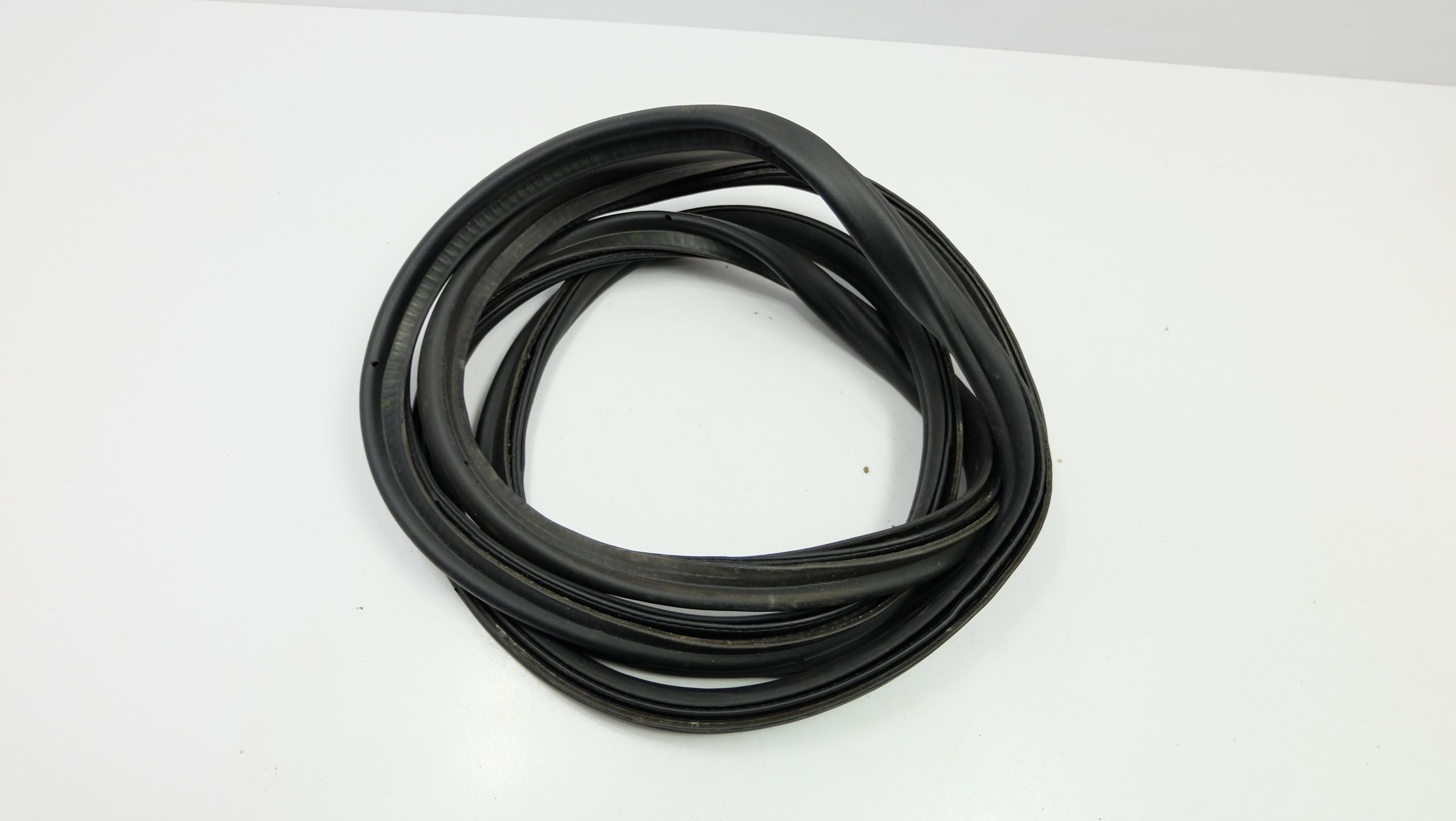 5J9827705A - SKODA FABIA И УНИВЕРСАЛ ПРОКЛАДКА КРЫШКИ БАГАЖНИКА