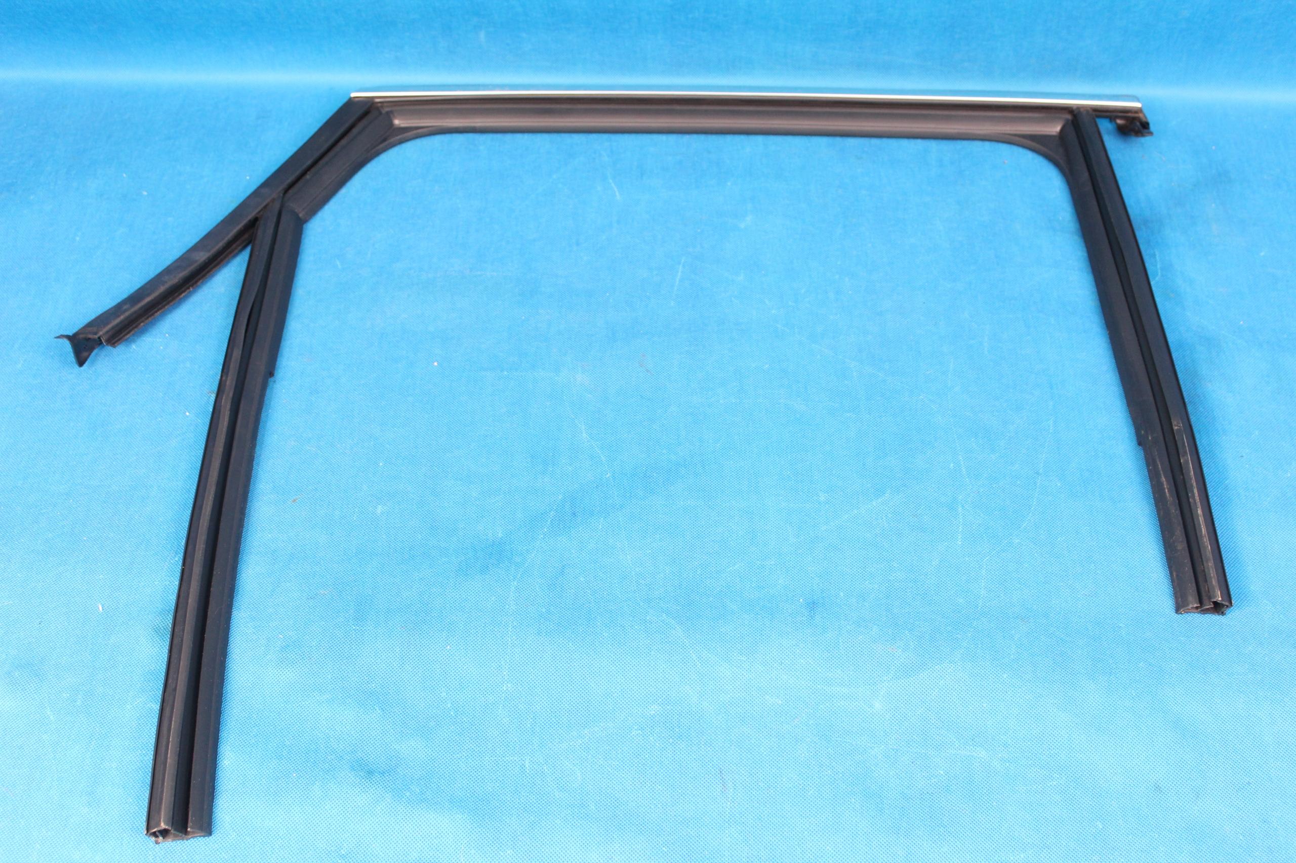 575839432Q - SKODA KAROQ ПРОКЛАДКА УПЛОТНИТЕЛЬ ДВЕРИ ЗАДНИЙ ПРАВЫЙ 20R