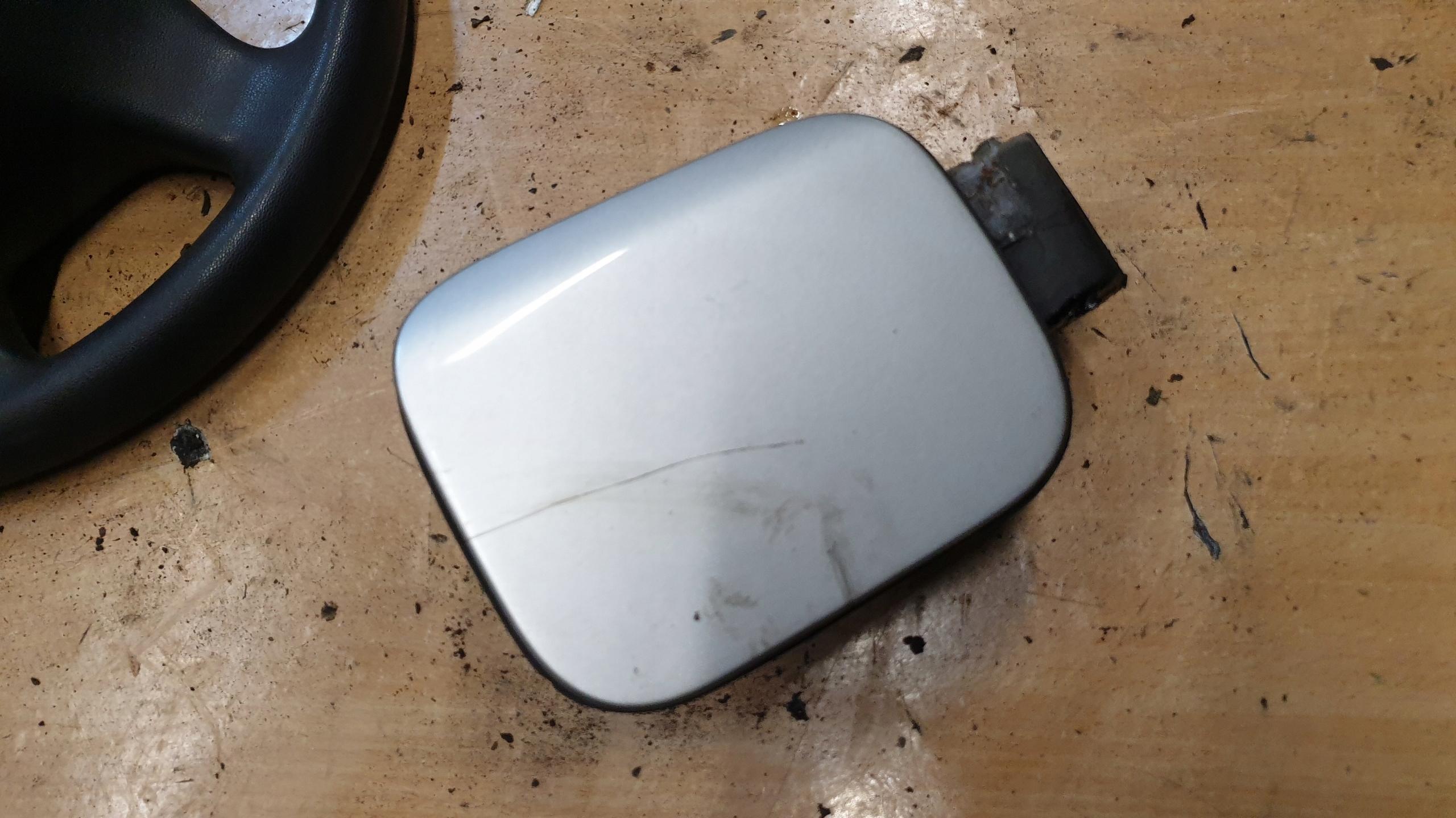 OKA12 - SKODA OCTAVIA II КРИШКА ПАЛИВНОГО БАКА