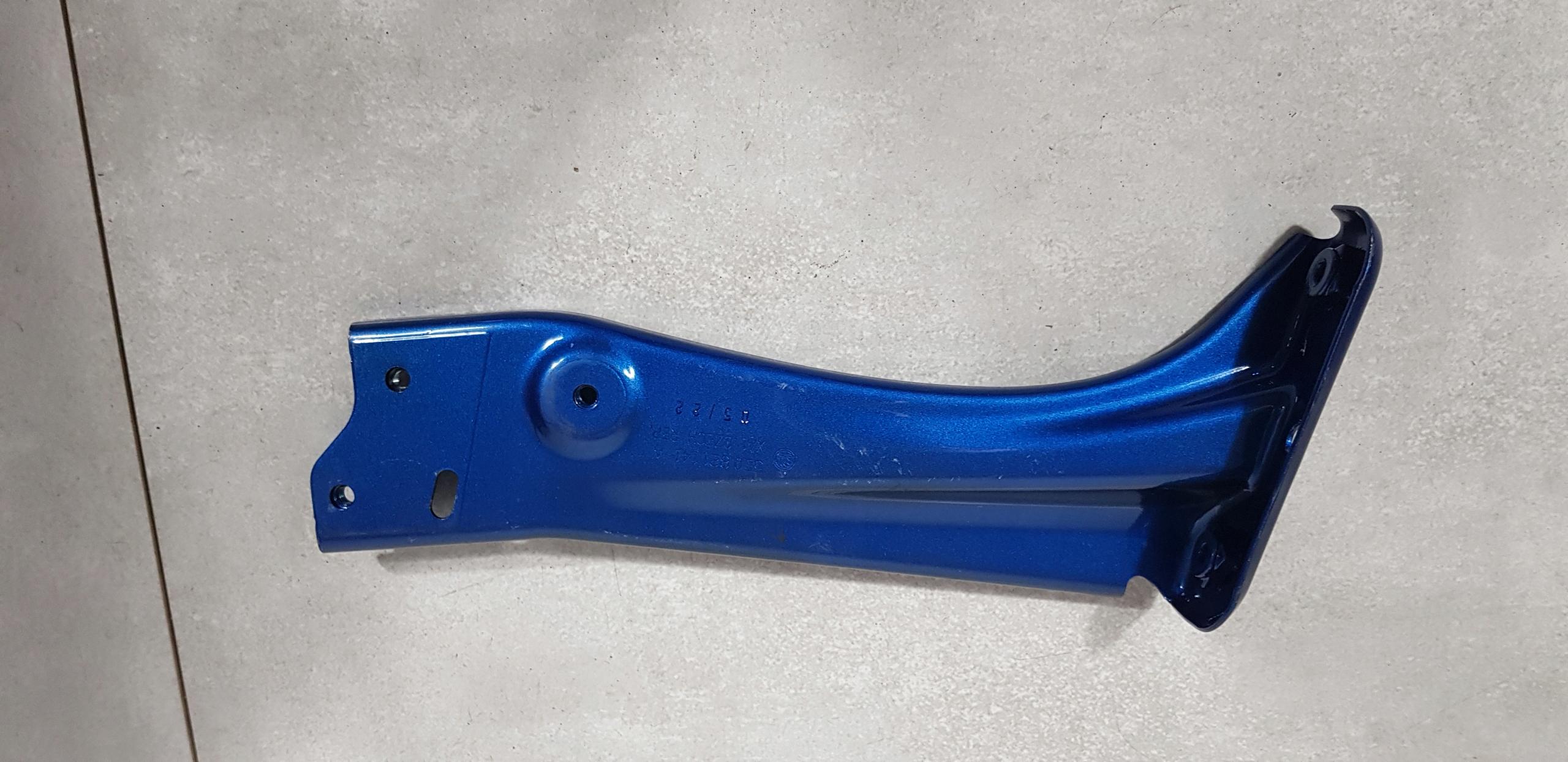 5E0821141A - SKODA OCTAVIA III КРОНШТЕЙН КРІПЛЕННЯ КРИЛА ЛІВЕ