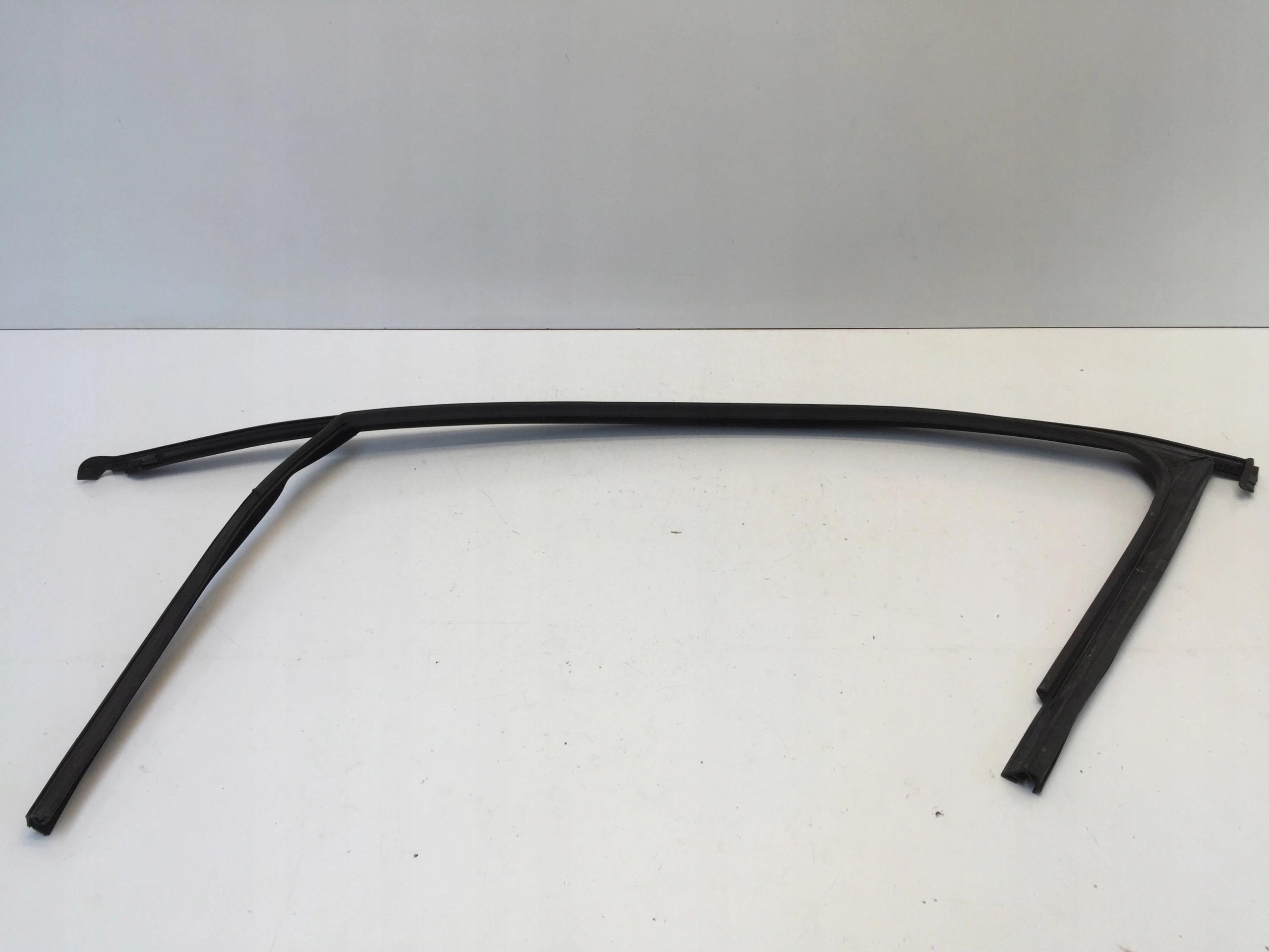 5E3837431F - SKODA OCTAVIA IV 4 УЩІЛЬНЕННЯ ДВЕРЕЙ ПЕРЕДНЬОГО СКЛА